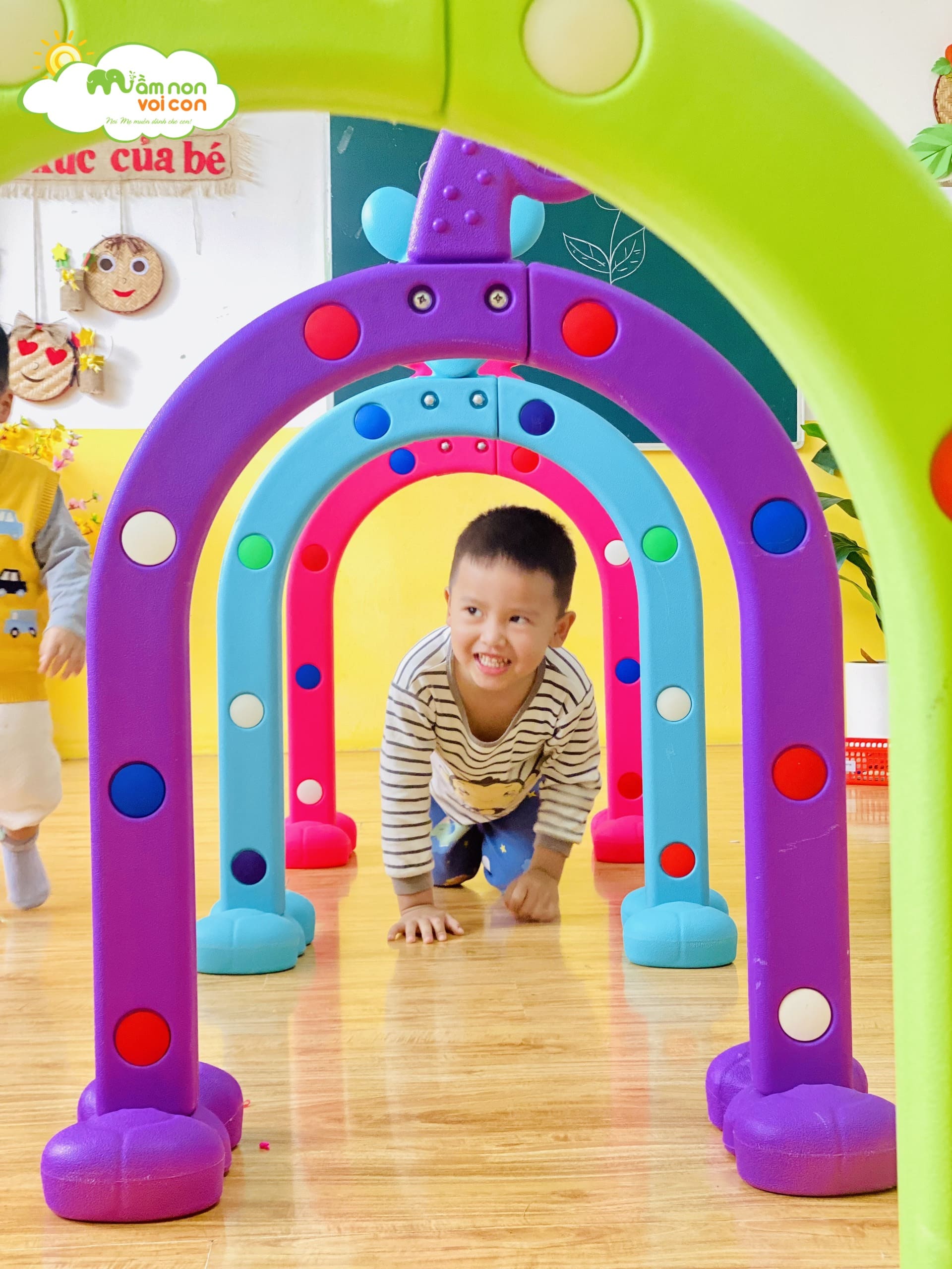 HOẠT ĐỘNG THỂ CHẤT: BÒ CÓ MANG VẬT TRÊN LƯNG - TRƯỜNG MẦM NON VOI CON