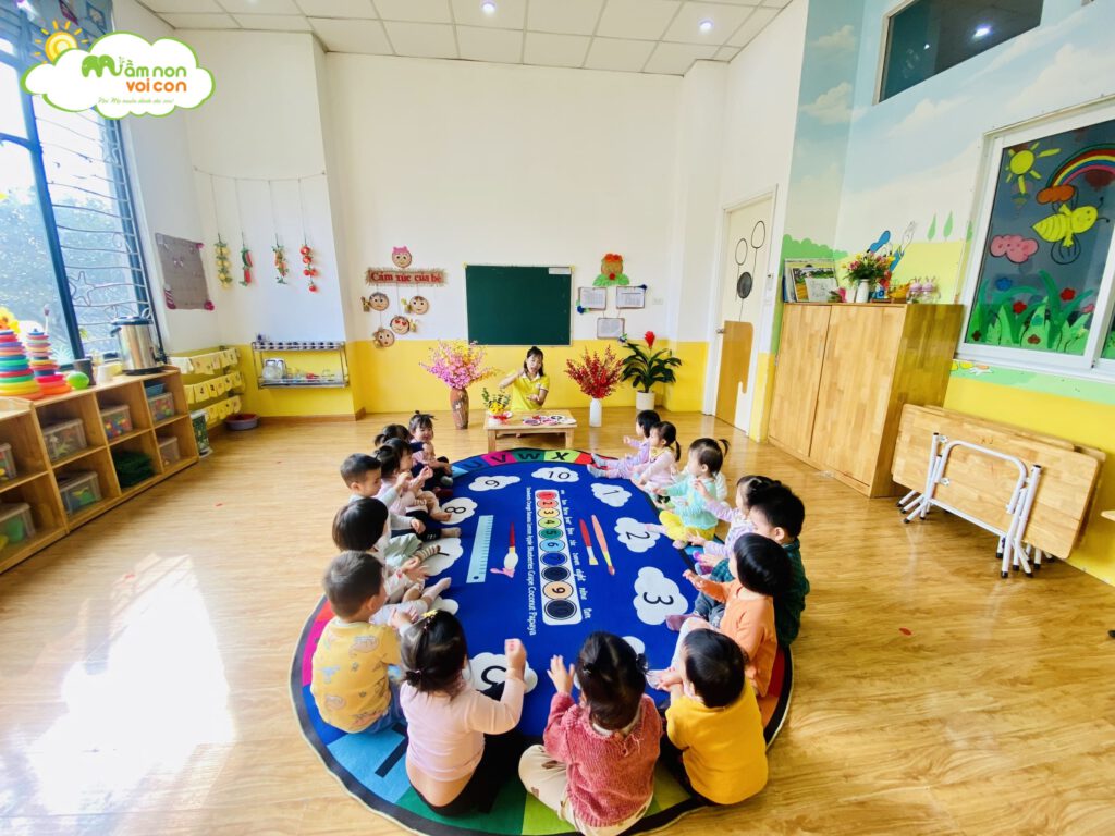 GIỜ HỌC KỸ NĂNG XÂU VÒNG CỦA CÁC BẠN NHỎ LỚP E2 - TRƯỜNG MẦM NON VOI CON