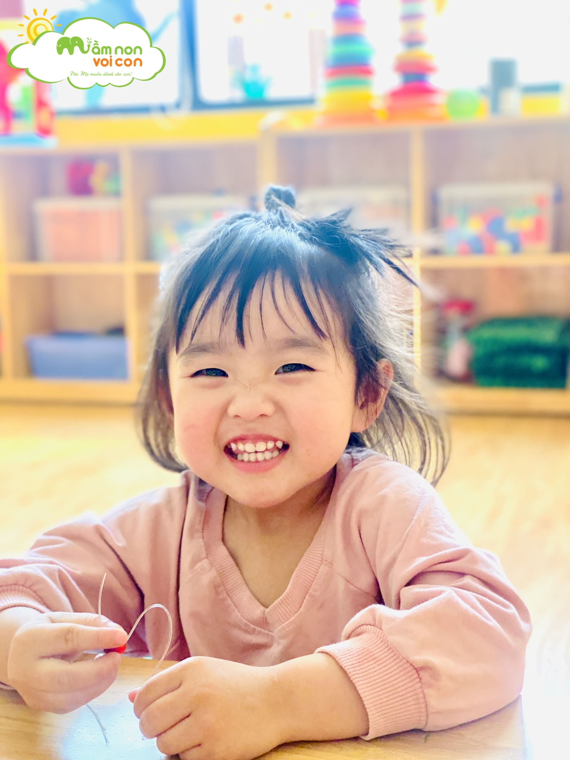 GIỜ HỌC KỸ NĂNG XÂU VÒNG CỦA CÁC BẠN NHỎ LỚP E2 - TRƯỜNG MẦM NON VOI CON