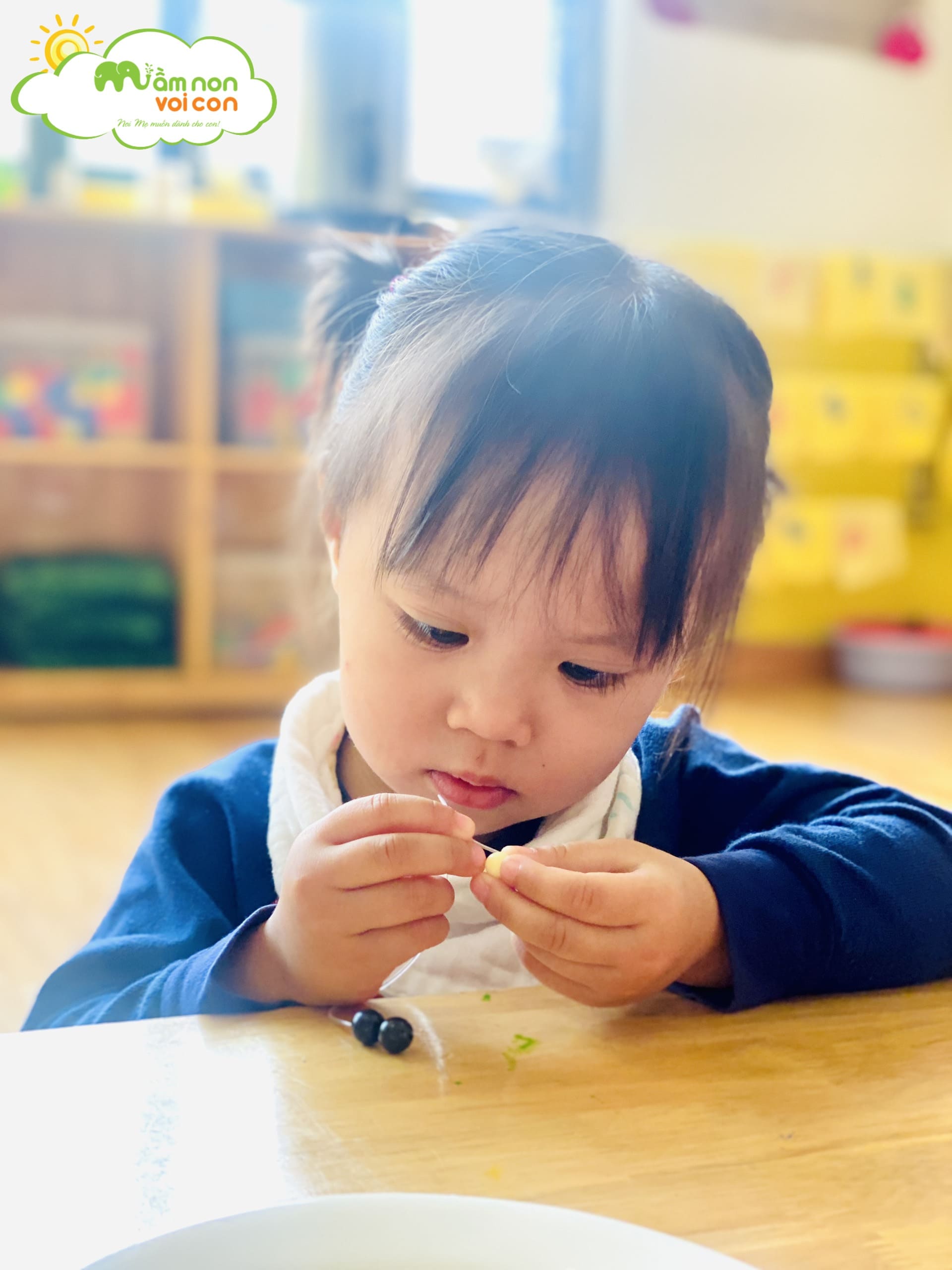 GIỜ HỌC KỸ NĂNG XÂU VÒNG CỦA CÁC BẠN NHỎ LỚP E2 - TRƯỜNG MẦM NON VOI CON