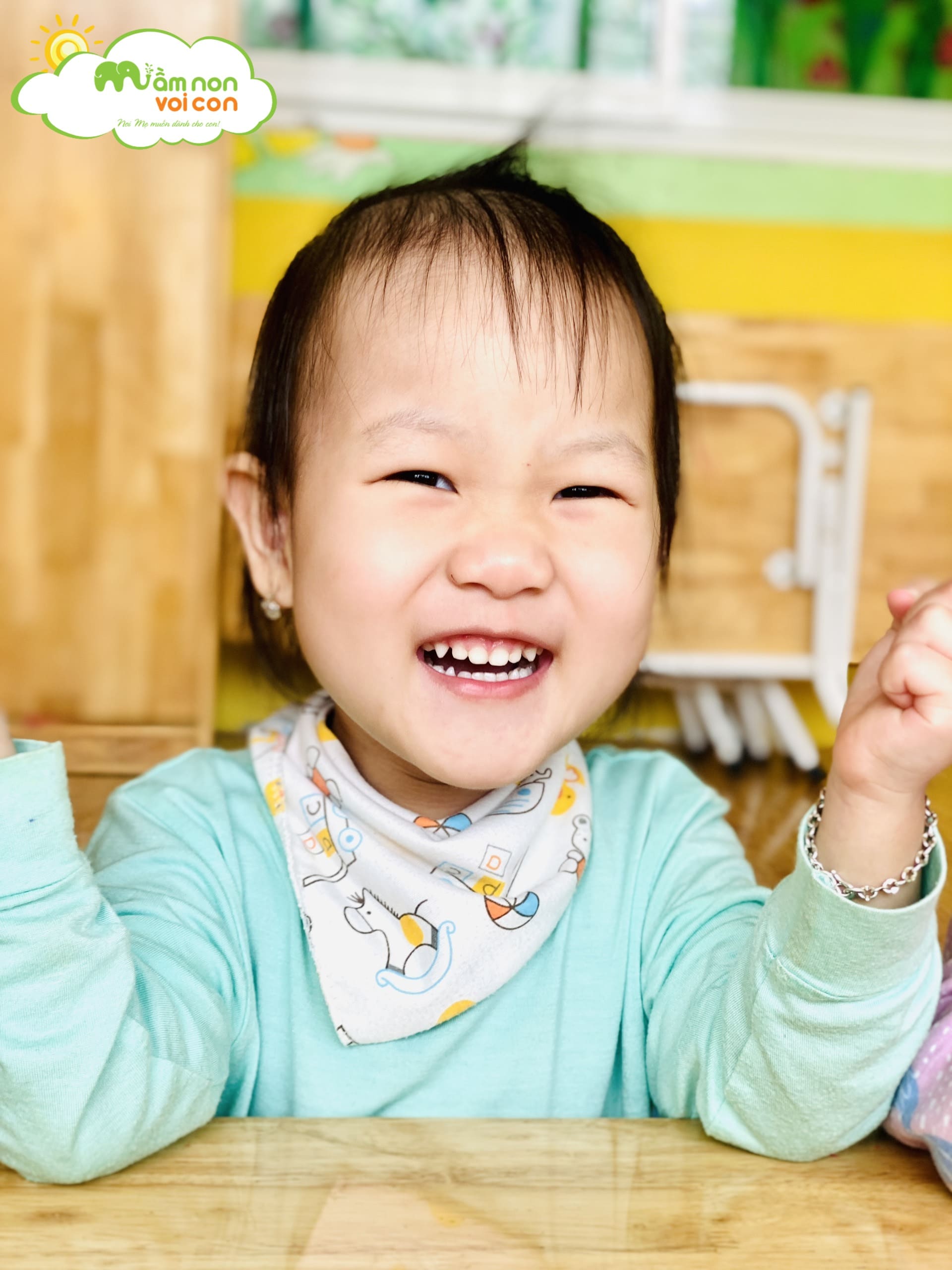 GIỜ HỌC KỸ NĂNG XÂU VÒNG CỦA CÁC BẠN NHỎ LỚP E2 - TRƯỜNG MẦM NON VOI CON