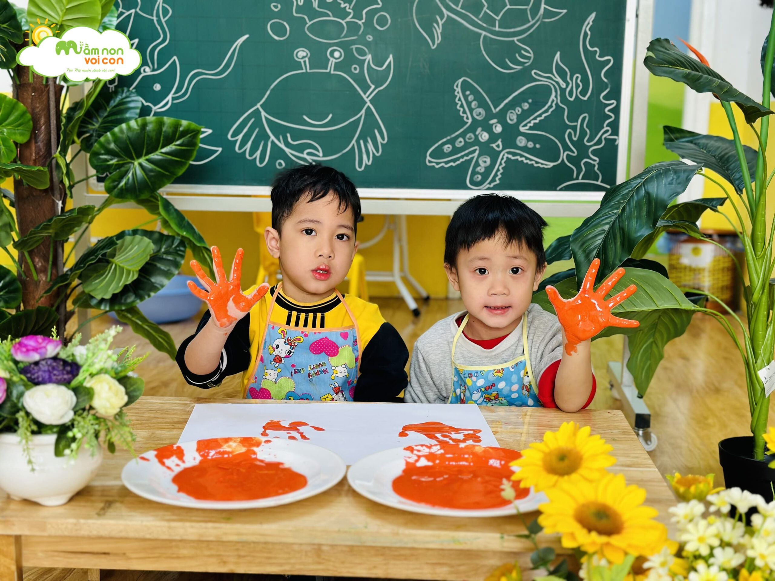 HOẠT ĐỘNG KHÁM PHÁ ĐỘNG VẬT DƯỚI NƯỚC: TẠO HÌNH CON CUA TỪ BÀN TAY - TRƯỜNG MẦM NON VOI CON