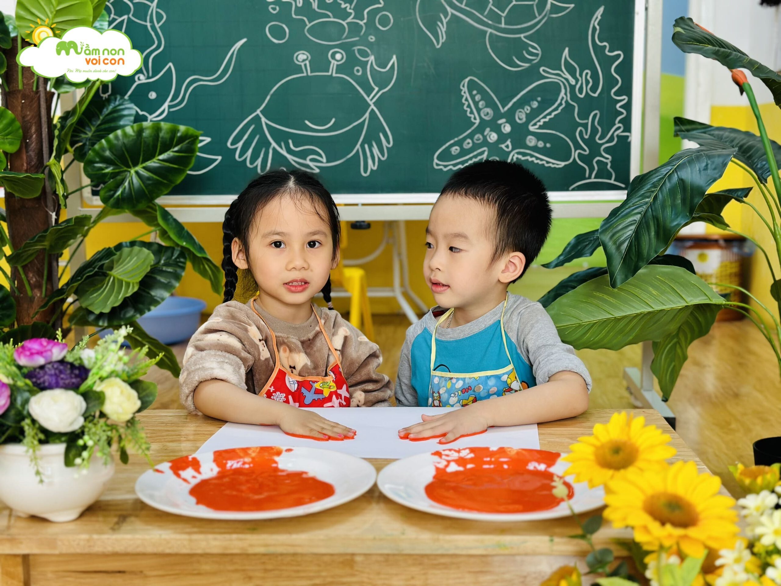 HOẠT ĐỘNG KHÁM PHÁ ĐỘNG VẬT DƯỚI NƯỚC: TẠO HÌNH CON CUA TỪ BÀN TAY - TRƯỜNG MẦM NON VOI CON