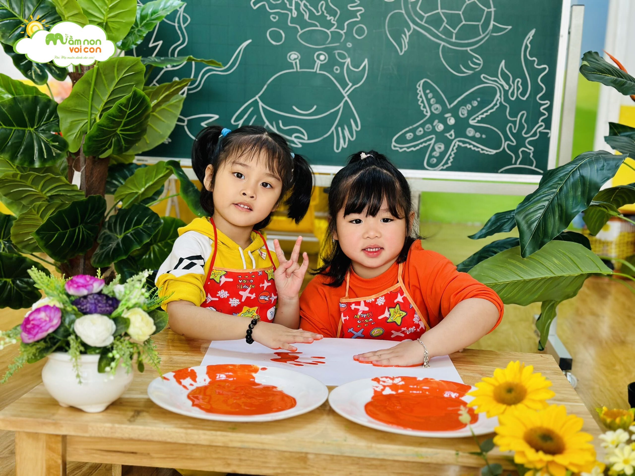 HOẠT ĐỘNG KHÁM PHÁ ĐỘNG VẬT DƯỚI NƯỚC: TẠO HÌNH CON CUA TỪ BÀN TAY - TRƯỜNG MẦM NON VOI CON