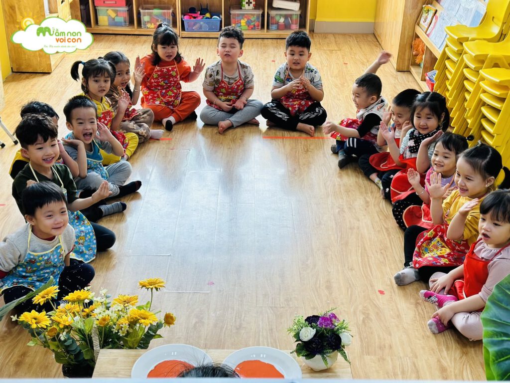 HOẠT ĐỘNG KHÁM PHÁ ĐỘNG VẬT DƯỚI NƯỚC: TẠO HÌNH CON CUA TỪ BÀN TAY - TRƯỜNG MẦM NON VOI CON