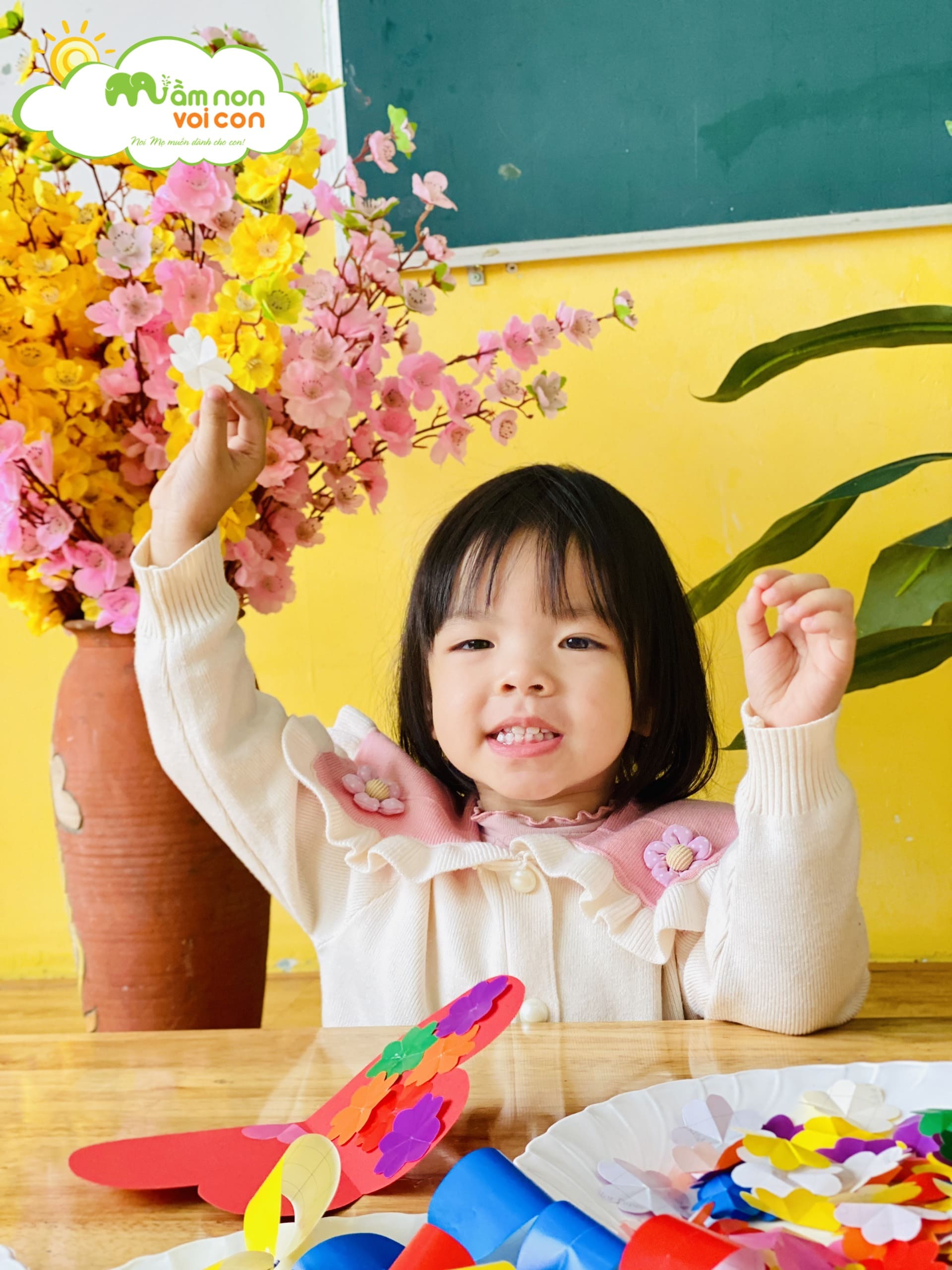 MÓN QUÀ Ý NGHĨA DÀNH TẶNG BÀ VÀ MẸ NHÂN NGÀY 8/3 - TRƯỜNG MẦM NON VOI CON