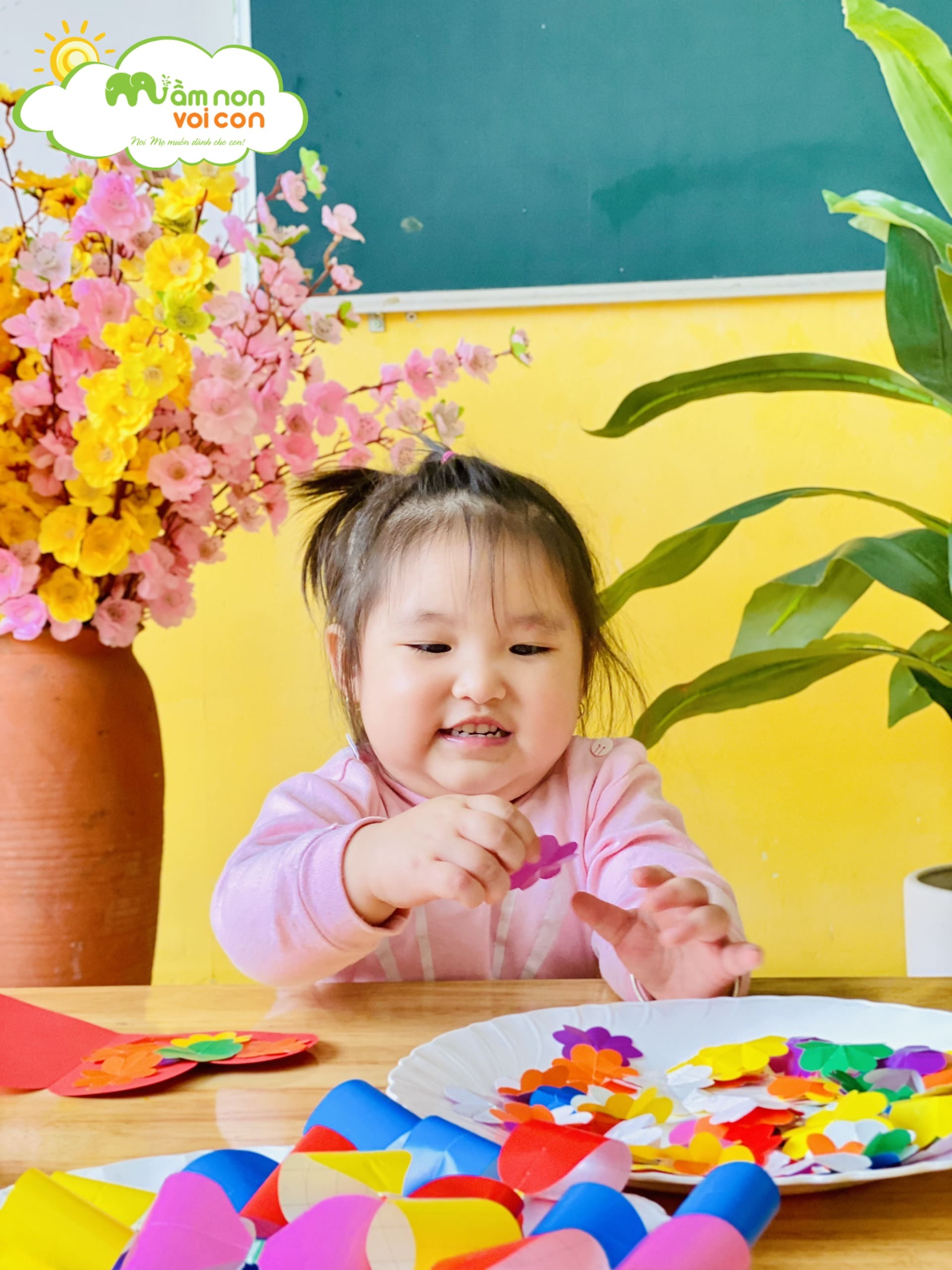 MÓN QUÀ Ý NGHĨA DÀNH TẶNG BÀ VÀ MẸ NHÂN NGÀY 8/3 - TRƯỜNG MẦM NON VOI CON