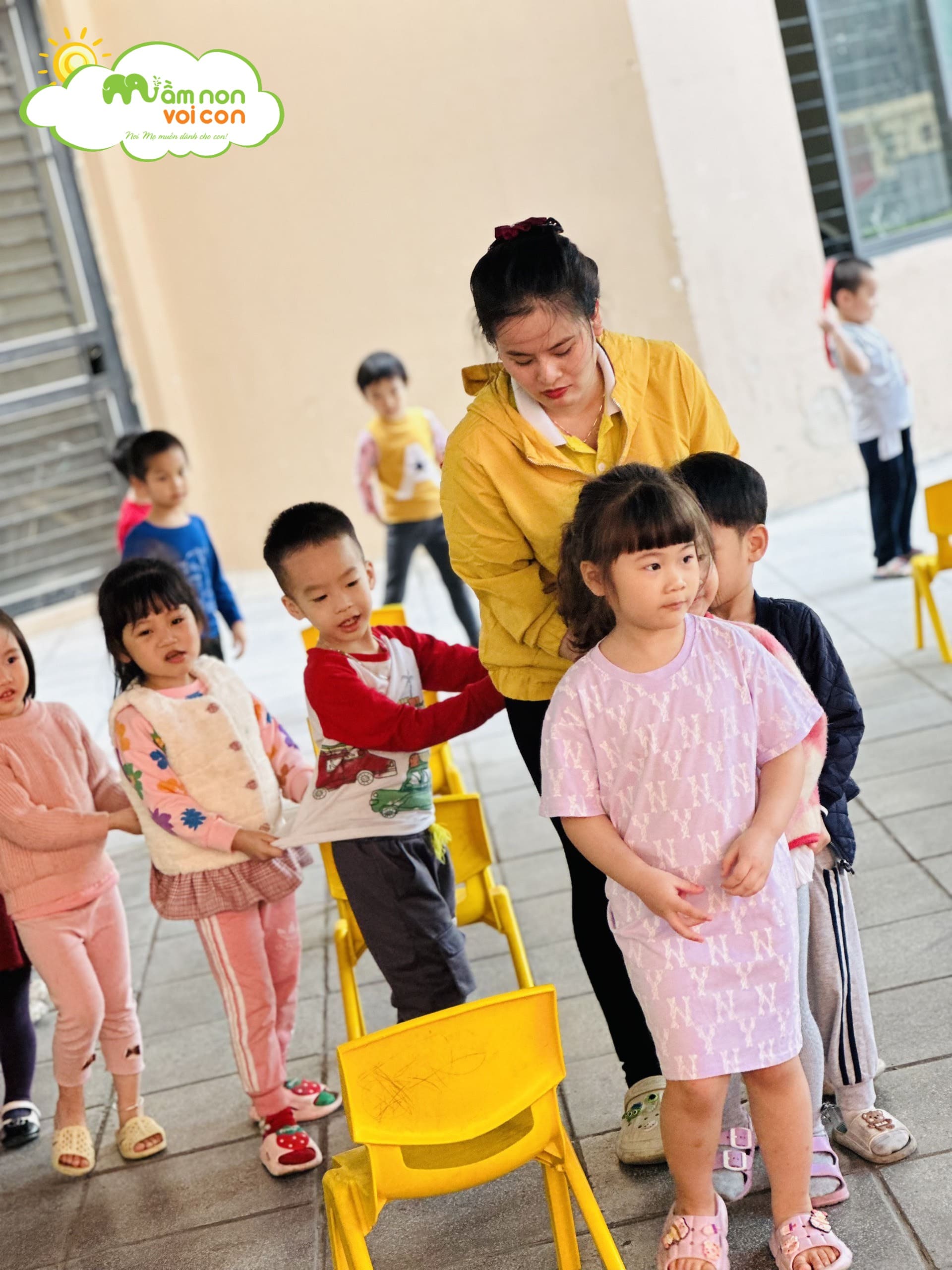 HAM GIA VÀO HOẠT ĐỘNG NGOÀI TRỜI VÀ NHỮNG TRÒ CHƠI VUI NHỘN CÙNG CÁC BẠN NHỎ MẦM NON VOI CON - TRƯỜNG MẦM NON VOI CON