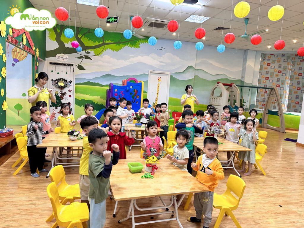 HOẠT ĐỘNG TẠO HÌNH: CẮT, DÁN , GẤP CON GÀ - TRƯỜNG MẦM NON VOI CON