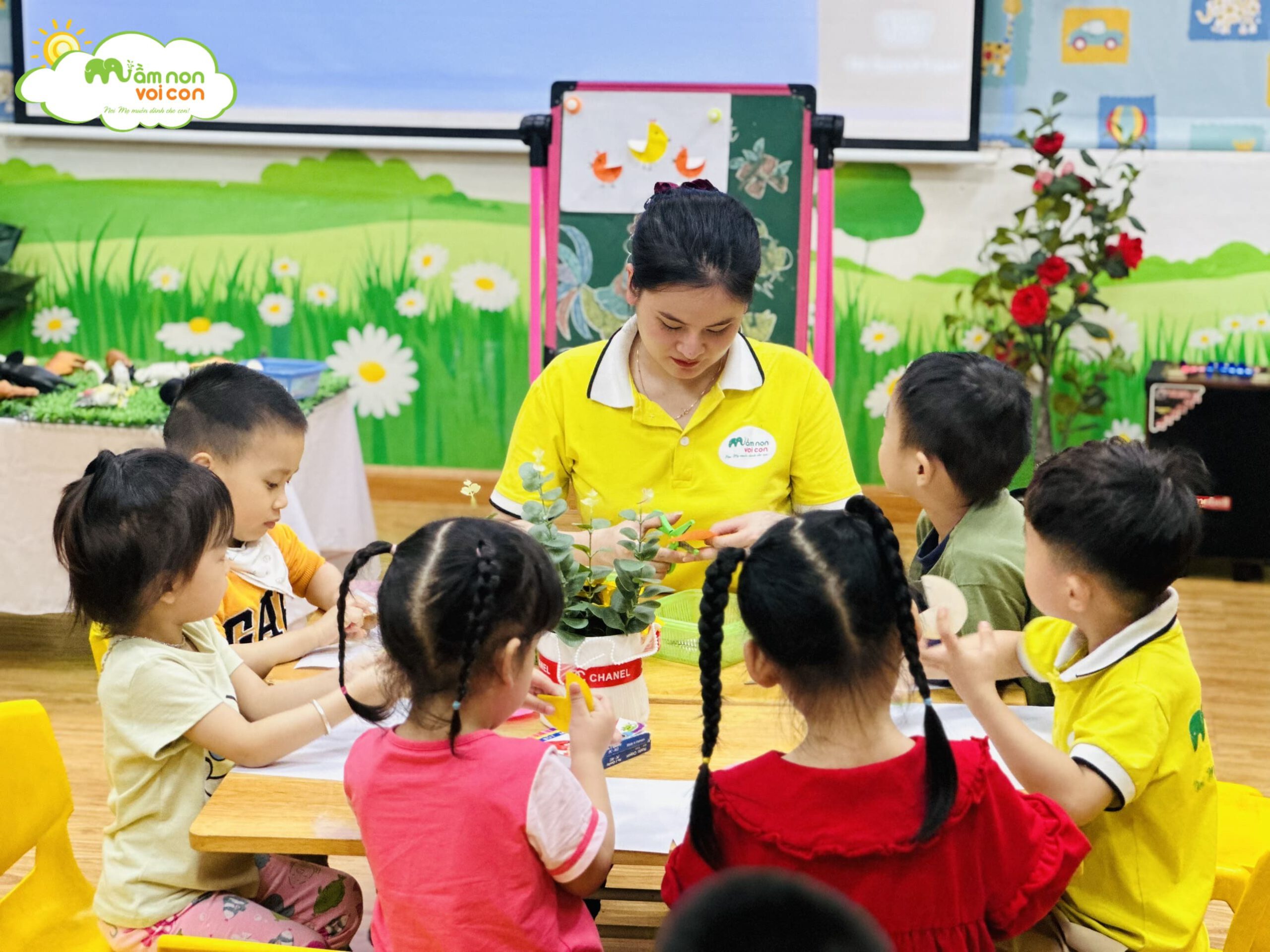 HOẠT ĐỘNG TẠO HÌNH: CẮT, DÁN , GẤP CON GÀ HOẠT ĐỘNG TẠO HÌNH: CẮT, DÁN , GẤP CON GÀ - TRƯỜNG MẦM NON VOI CON