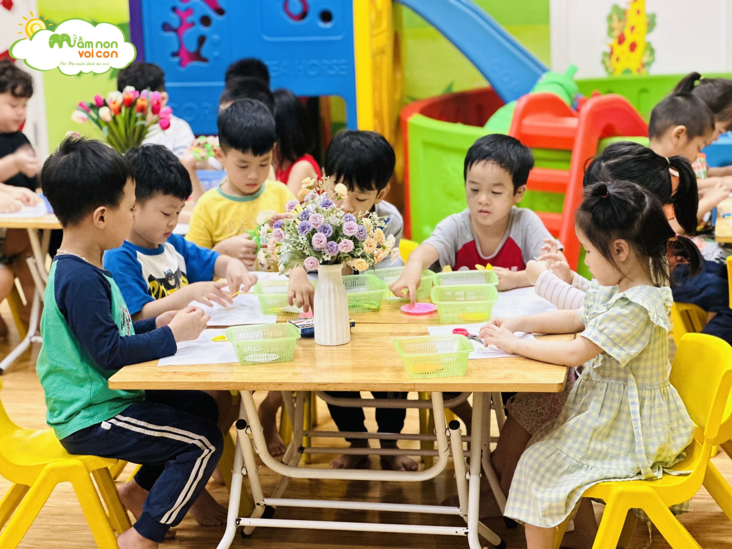 HOẠT ĐỘNG TẠO HÌNH: CẮT, DÁN , GẤP CON GÀ HOẠT ĐỘNG TẠO HÌNH: CẮT, DÁN , GẤP CON GÀ - TRƯỜNG MẦM NON VOI CON