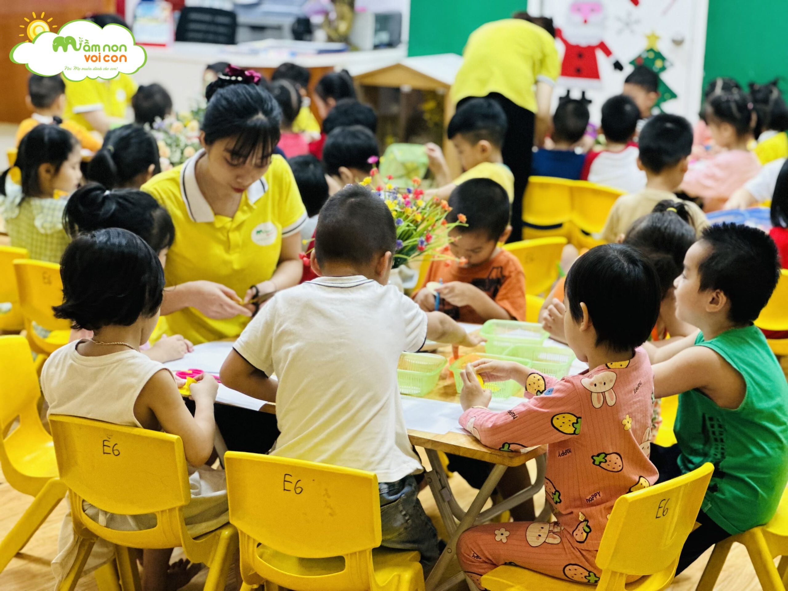 HOẠT ĐỘNG TẠO HÌNH: CẮT, DÁN , GẤP CON GÀ HOẠT ĐỘNG TẠO HÌNH: CẮT, DÁN , GẤP CON GÀ - TRƯỜNG MẦM NON VOI CON