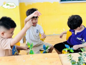 HOẠT ĐỘNG SÁNG TẠO: BÉ LÀM NHỮNG CON BƯỚM SẮC MÀU - TRƯỜNG MẦM NON VOI CON