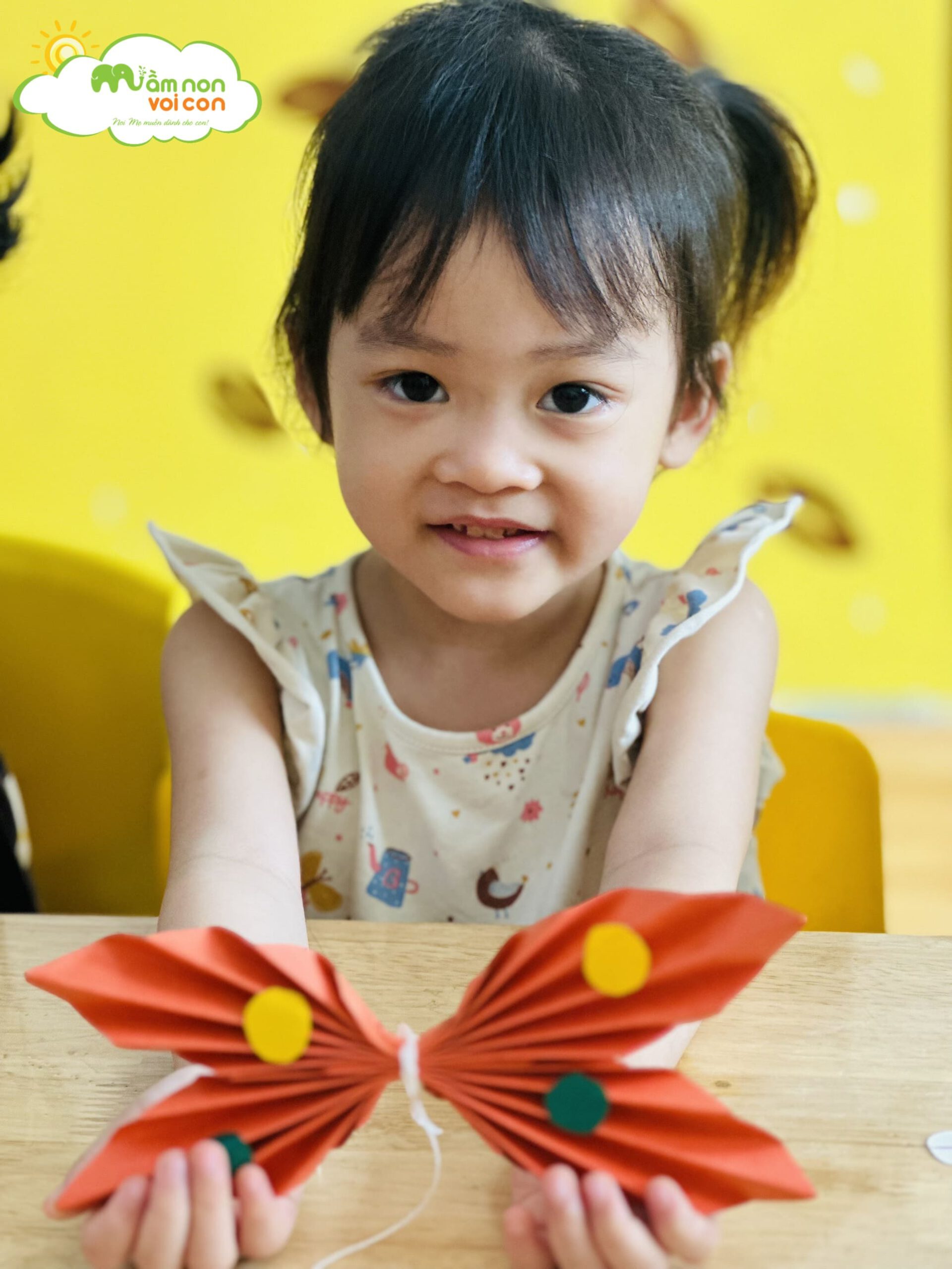 HOẠT ĐỘNG SÁNG TẠO: BÉ LÀM NHỮNG CON BƯỚM SẮC MÀU - TRƯỜNG MẦM NON VOI CON