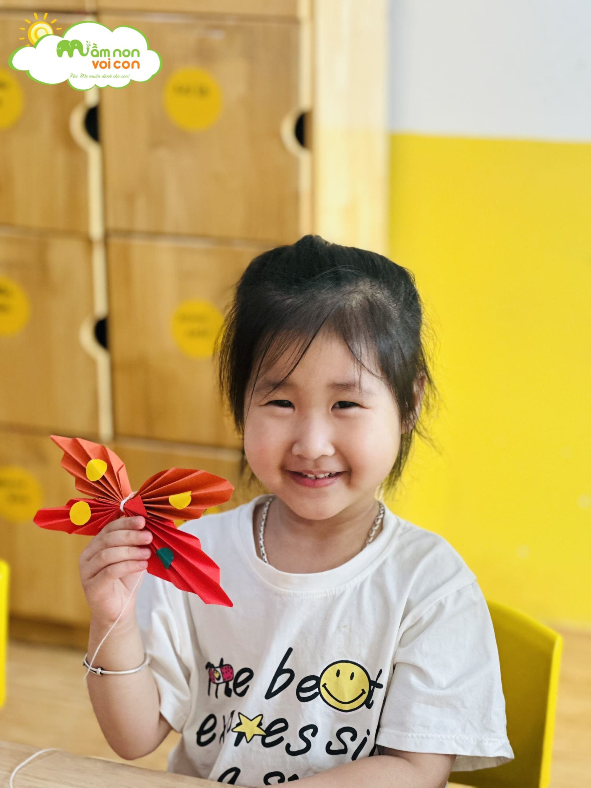 HOẠT ĐỘNG SÁNG TẠO: BÉ LÀM NHỮNG CON BƯỚM SẮC MÀU - TRƯỜNG MẦM NON VOI CON