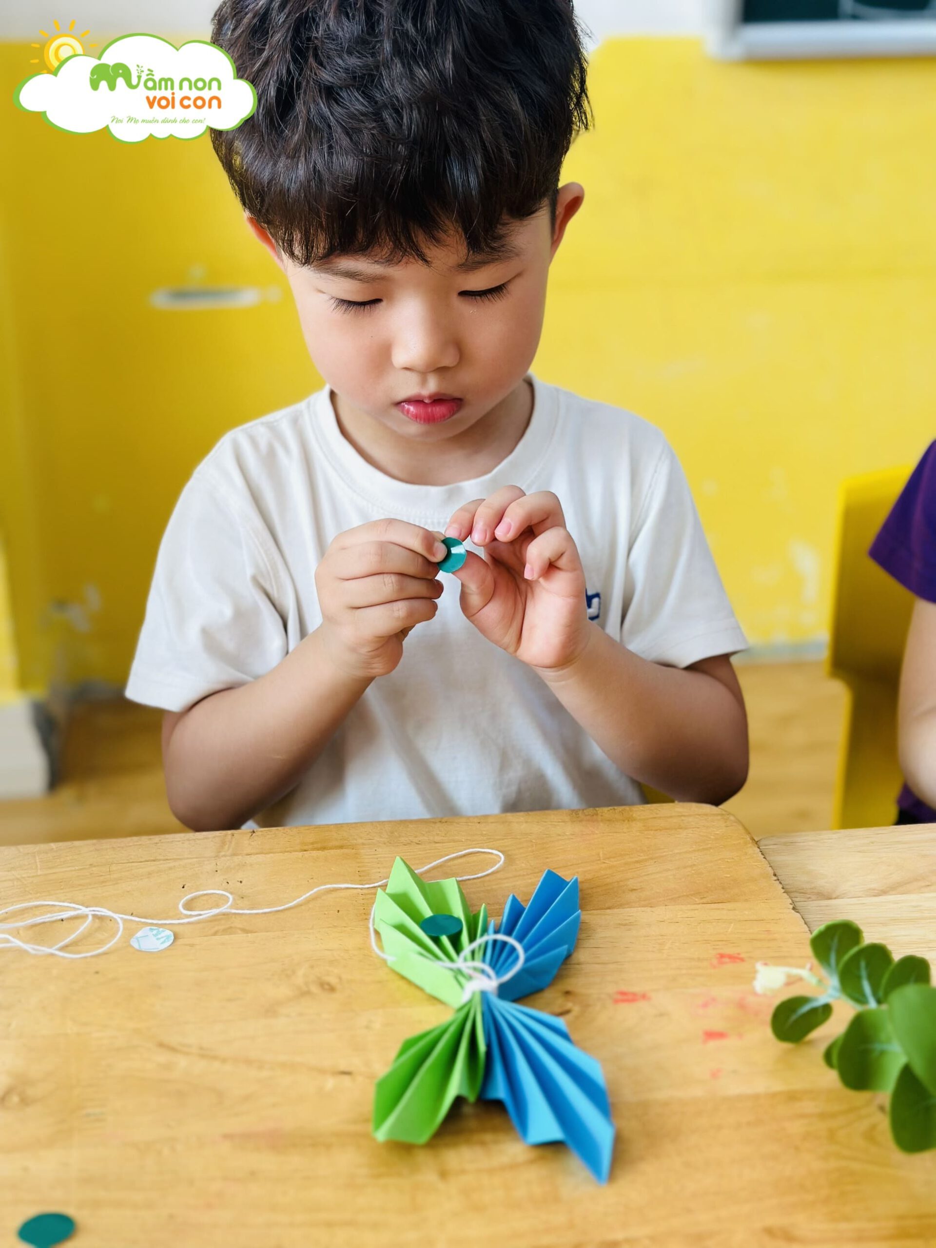 HOẠT ĐỘNG SÁNG TẠO: BÉ LÀM NHỮNG CON BƯỚM SẮC MÀU - TRƯỜNG MẦM NON VOI CON