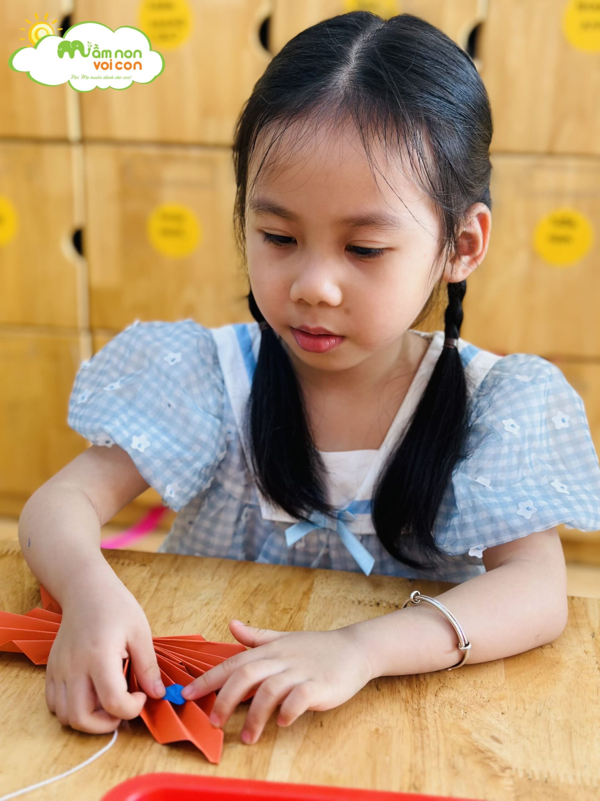 HOẠT ĐỘNG SÁNG TẠO: BÉ LÀM NHỮNG CON BƯỚM SẮC MÀU - TRƯỜNG MẦM NON VOI CON