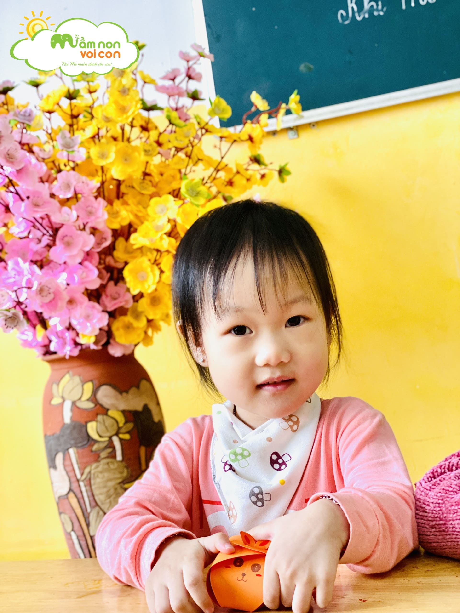 Hoạt Động Sáng Tạo: Bé Gấp Hộp Quà Con Thỏ - TRƯỜNG MẦM NON VOI CON