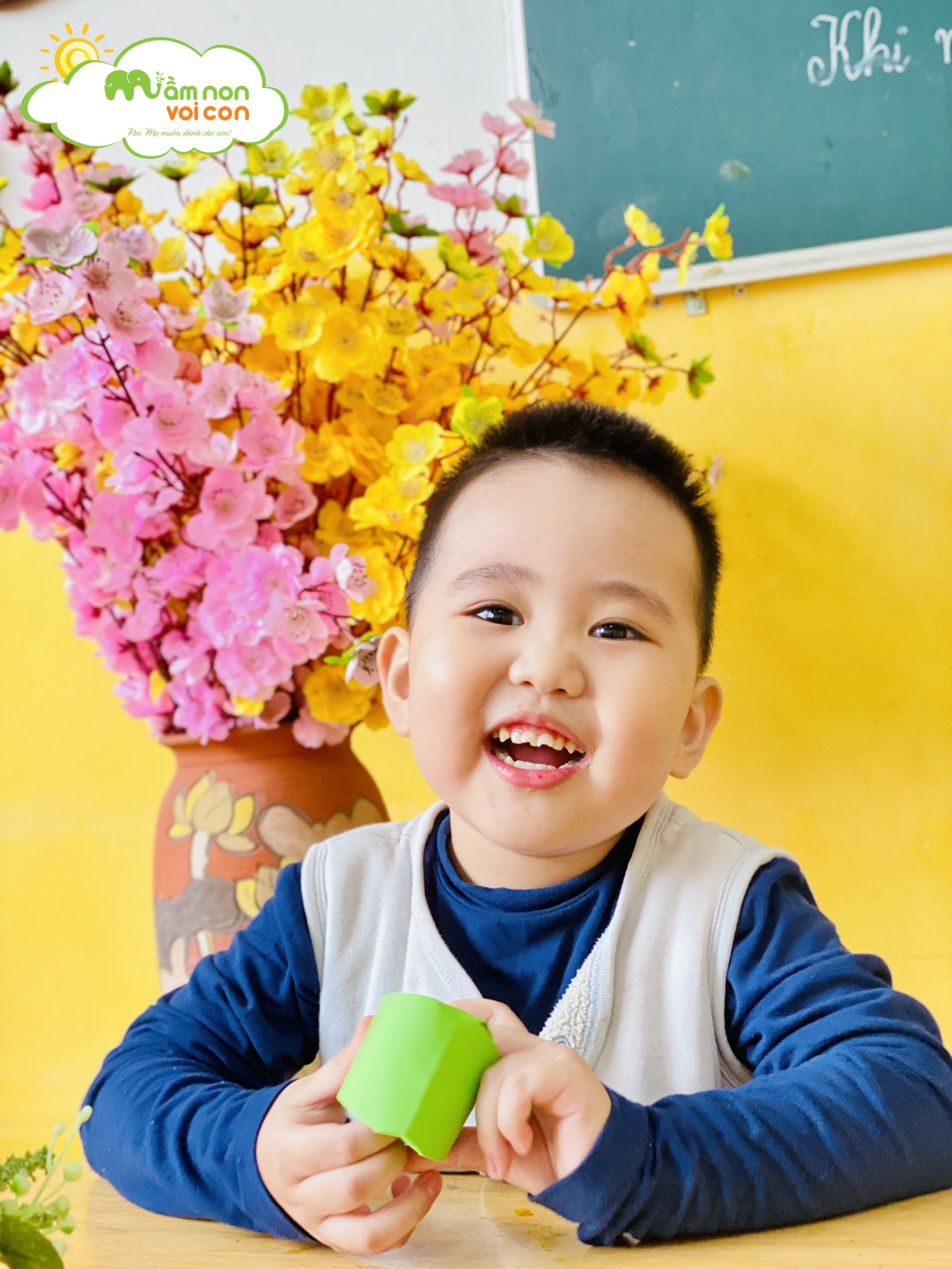 Hoạt Động Sáng Tạo: Bé Gấp Hộp Quà Con Thỏ - TRƯỜNG MẦM NON VOI CON