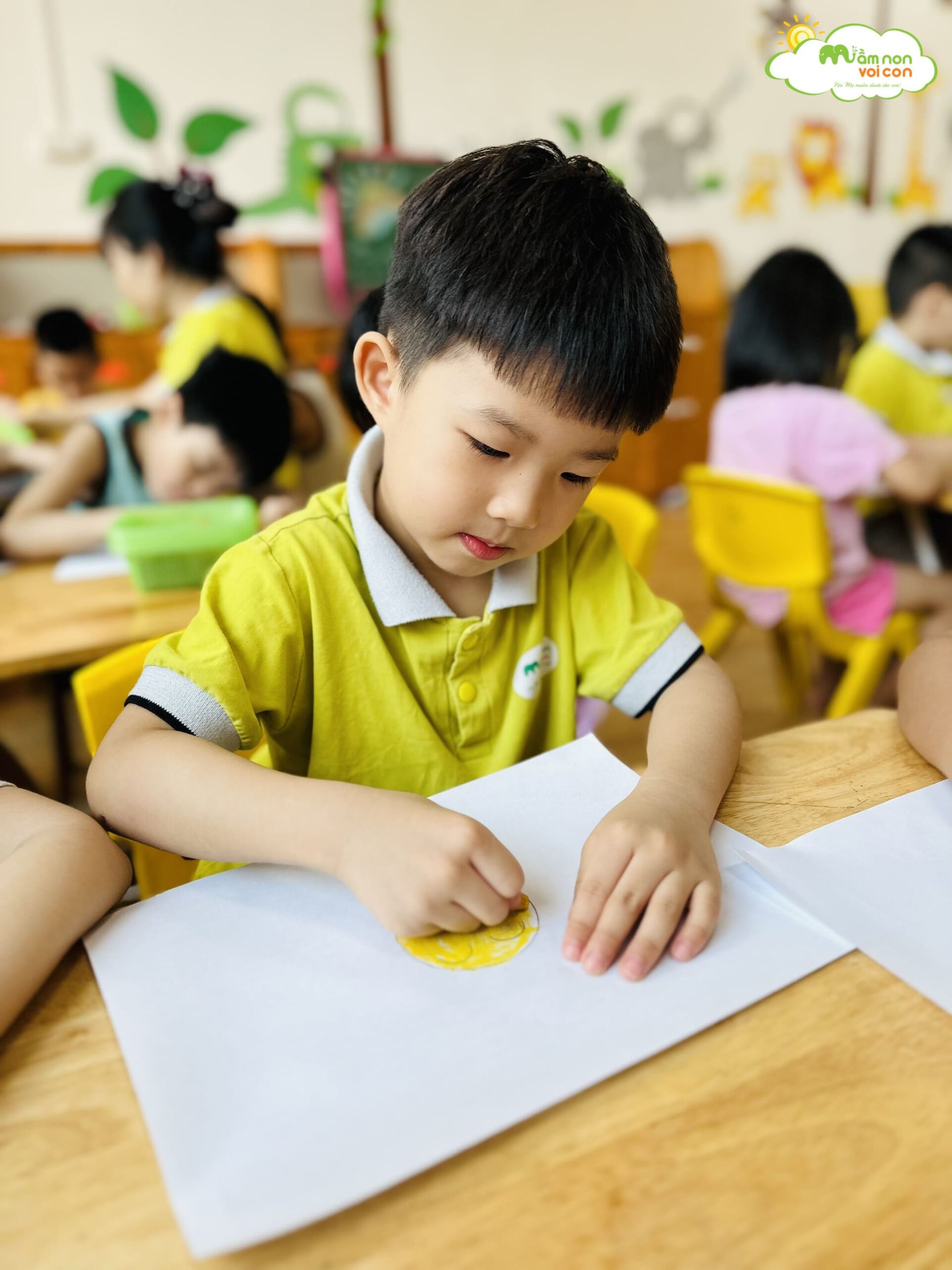 HOẠT ĐỘNG TẠO HÌNH: CẮT DÁN TIA NẮNG THEO MẪU - TRƯỜNG MẦM NON VOI CON