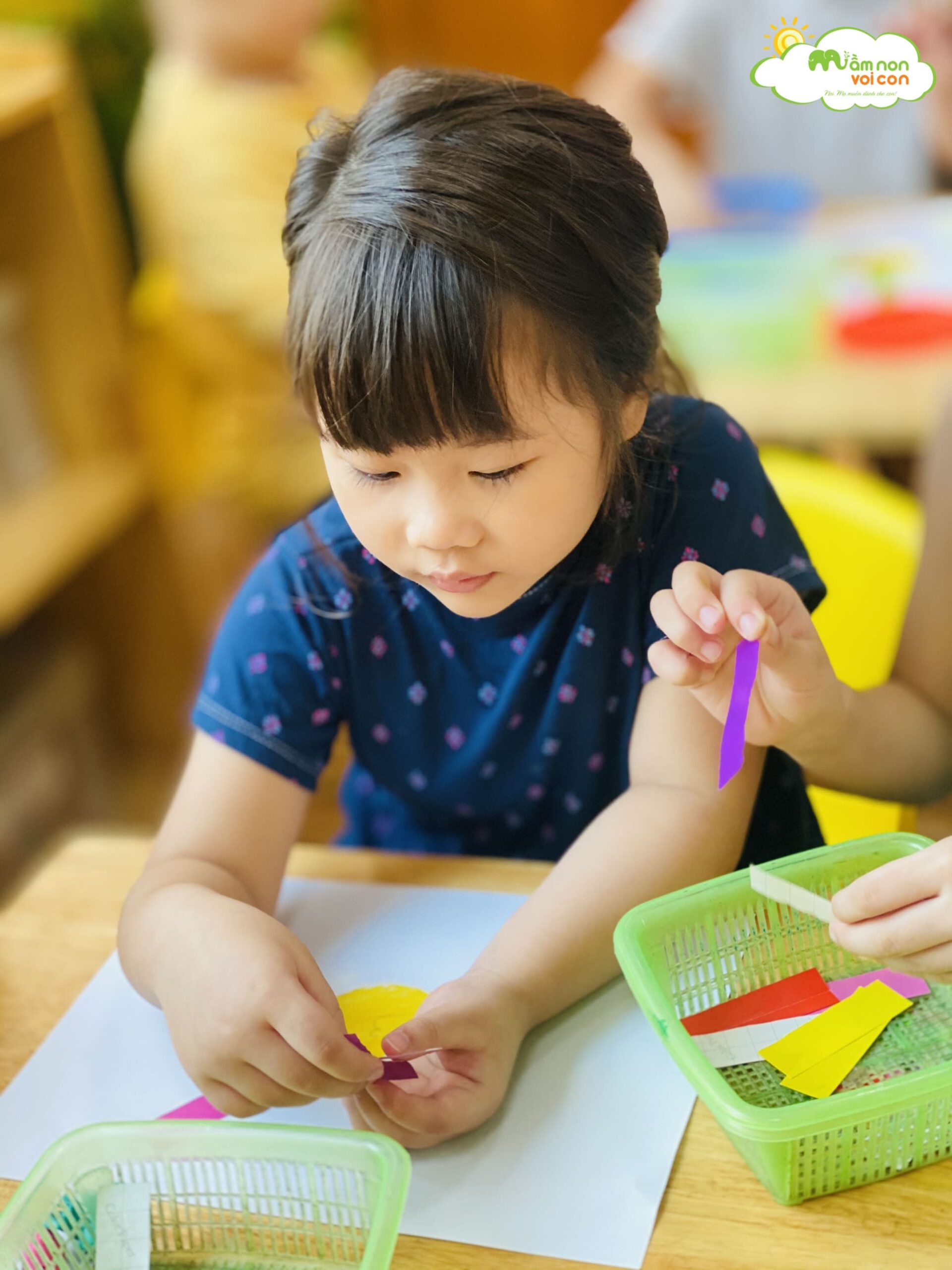 HOẠT ĐỘNG TẠO HÌNH: CẮT DÁN TIA NẮNG THEO MẪU - TRƯỜNG MẦM NON VOI CON