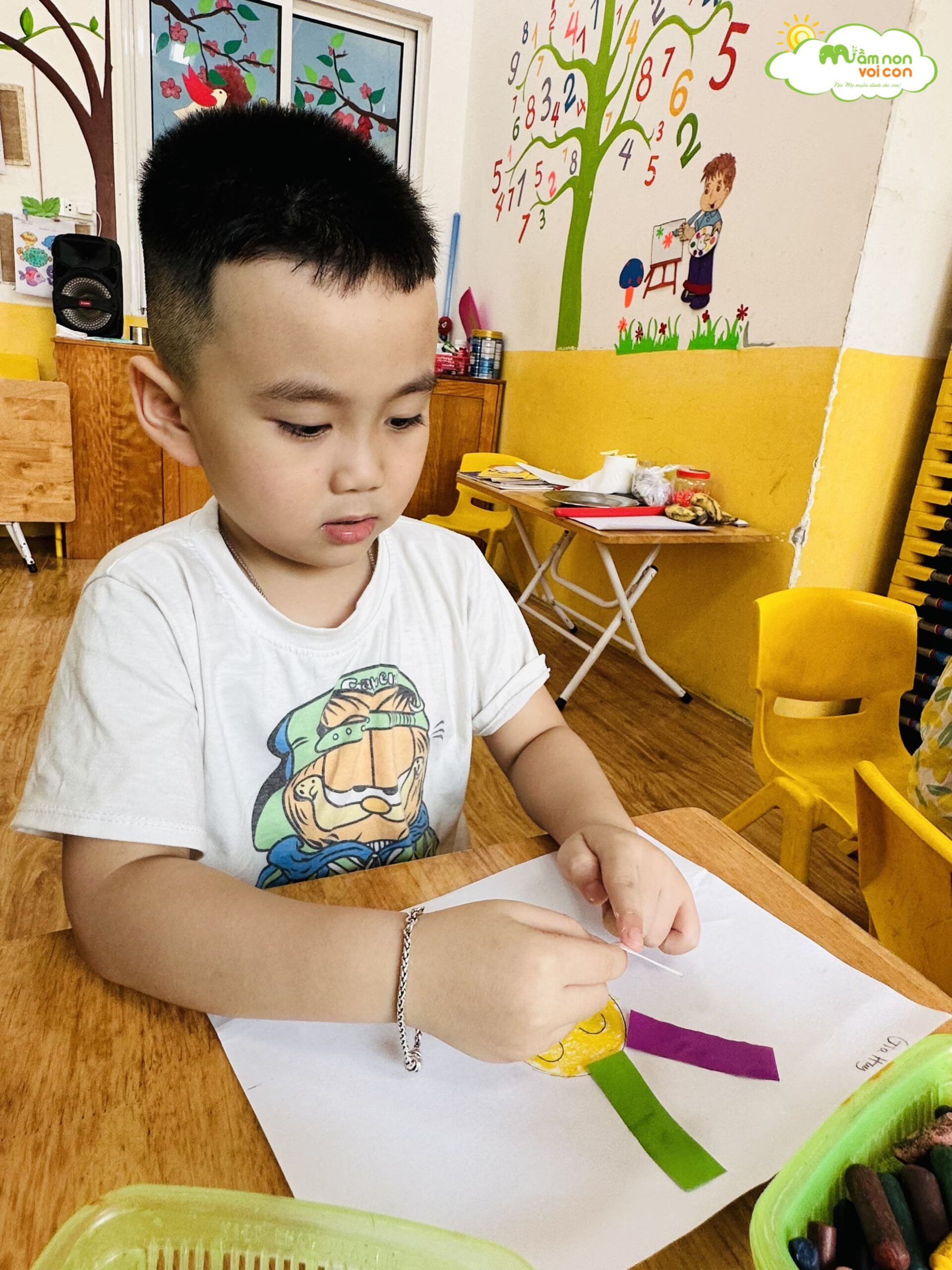 HOẠT ĐỘNG TẠO HÌNH: CẮT DÁN TIA NẮNG THEO MẪU - TRƯỜNG MẦM NON VOI CON