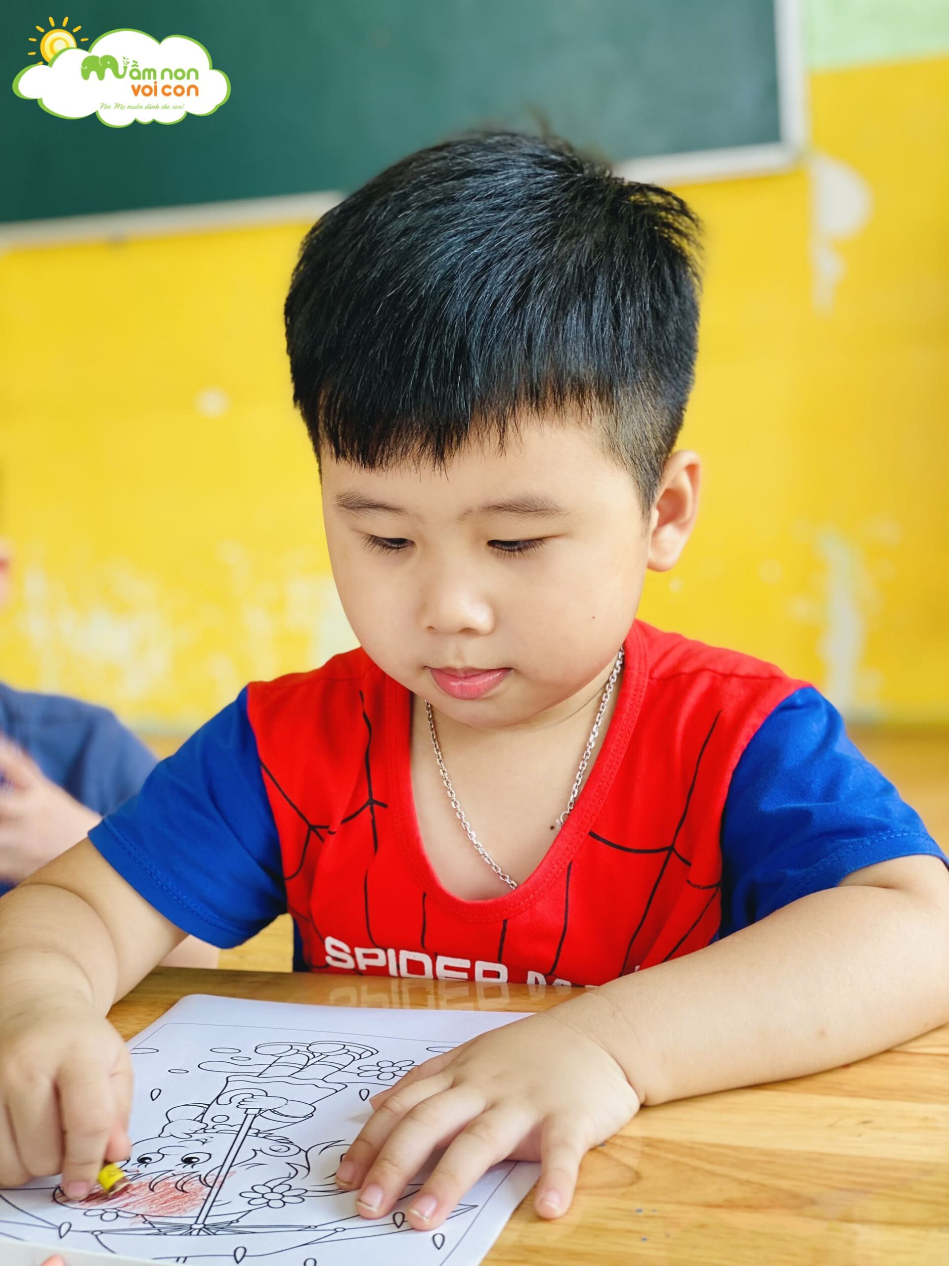 HOẠT ĐỘNG TẠO HÌNH: VẼ MƯA VÀ TÔ MÀU CÁI Ô - TRƯỜNG MẦM NON VOI CON