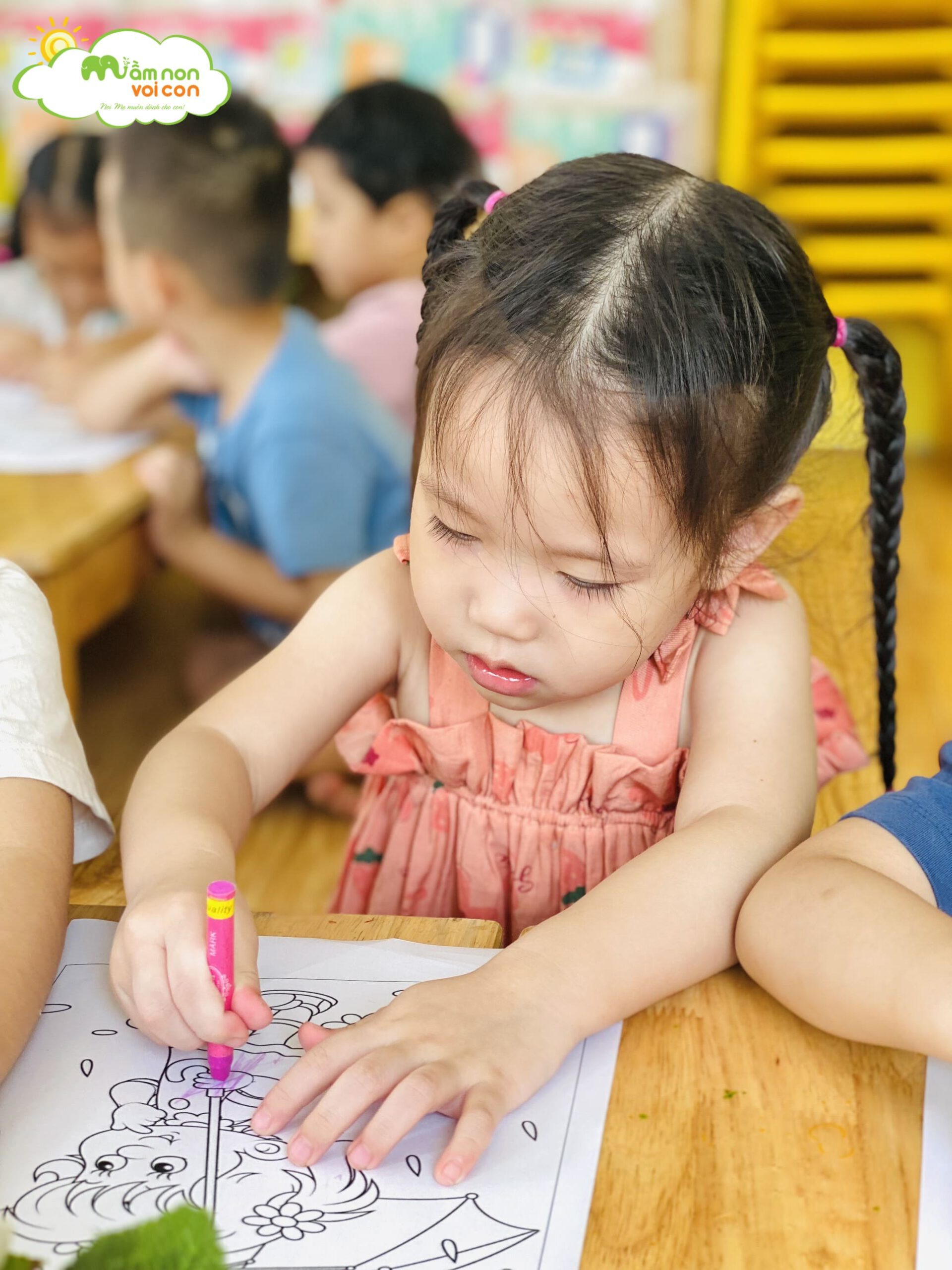 HOẠT ĐỘNG TẠO HÌNH: VẼ MƯA VÀ TÔ MÀU CÁI Ô - TRƯỜNG MẦM NON VOI CON