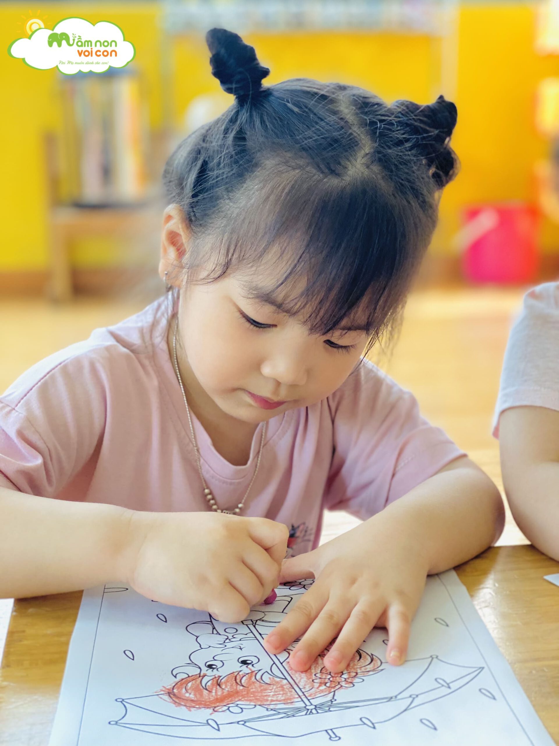 HOẠT ĐỘNG TẠO HÌNH: VẼ MƯA VÀ TÔ MÀU CÁI Ô - TRƯỜNG MẦM NON VOI CON