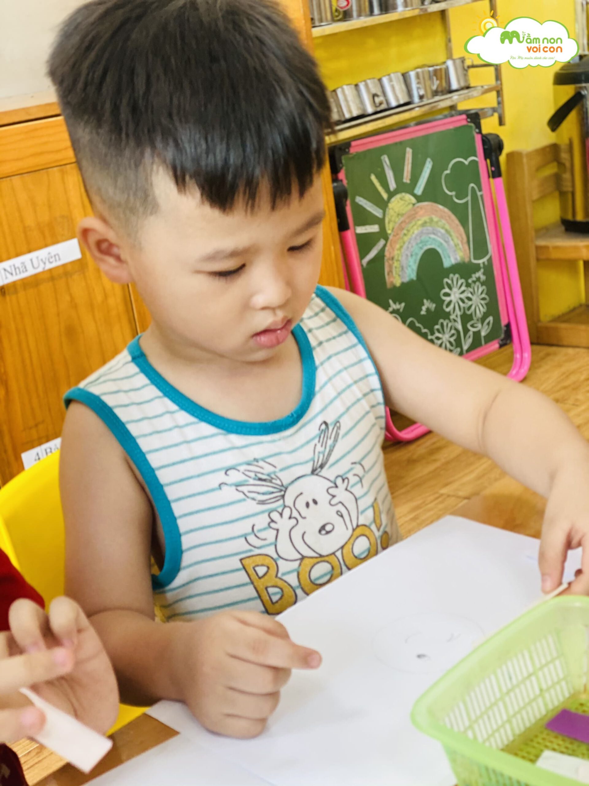 HOẠT ĐỘNG TẠO HÌNH: CẮT DÁN TIA NẮNG THEO MẪU - TRƯỜNG MẦM NON VOI CON