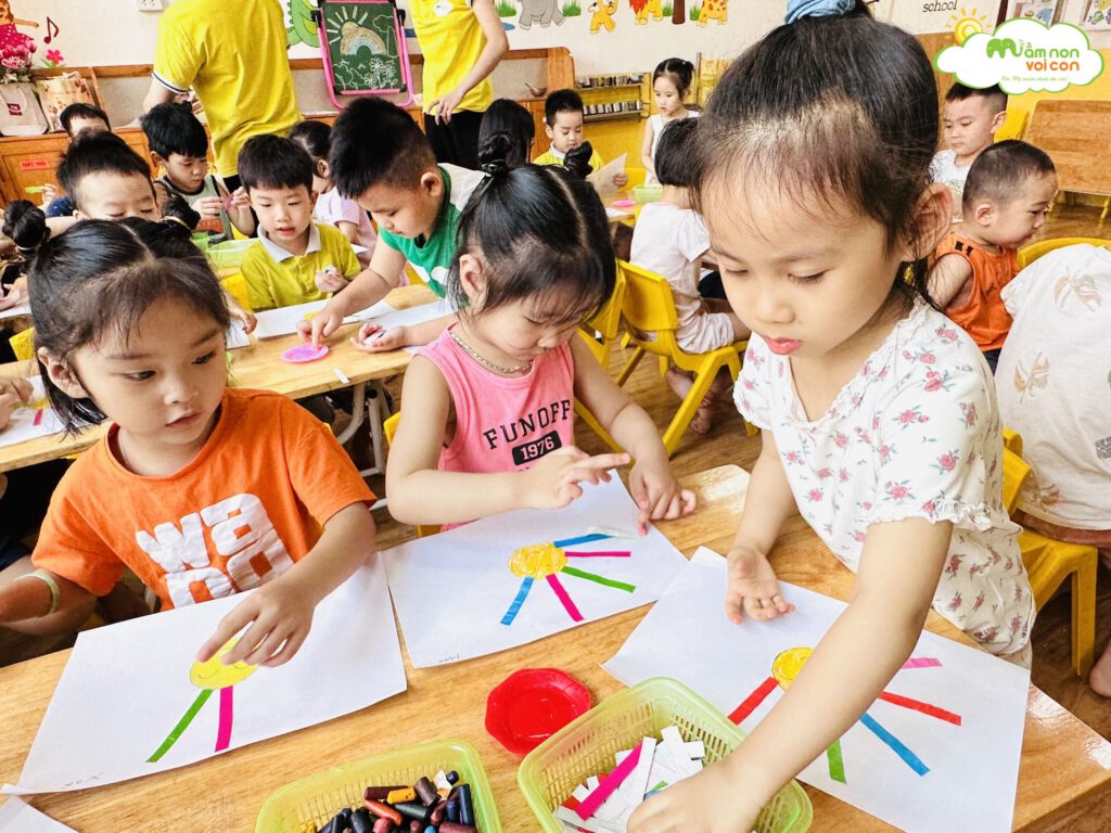 HOẠT ĐỘNG TẠO HÌNH: CẮT DÁN TIA NẮNG THEO MẪU - TRƯỜNG MẦM NON VOI CON