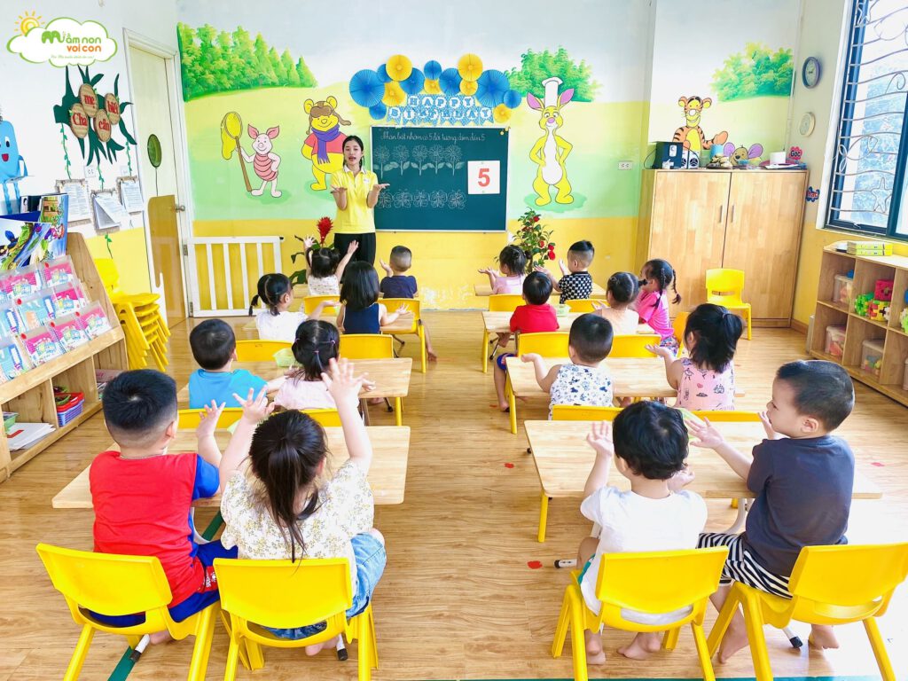 LÀM QUEN VỚI TOÁN: NHẬN BIẾT NHÓM CÓ 5 ĐỐI TƯỢNG VÀ ĐẾM ĐẾN 5 - TRƯỜNG MẦM NON VOI CON