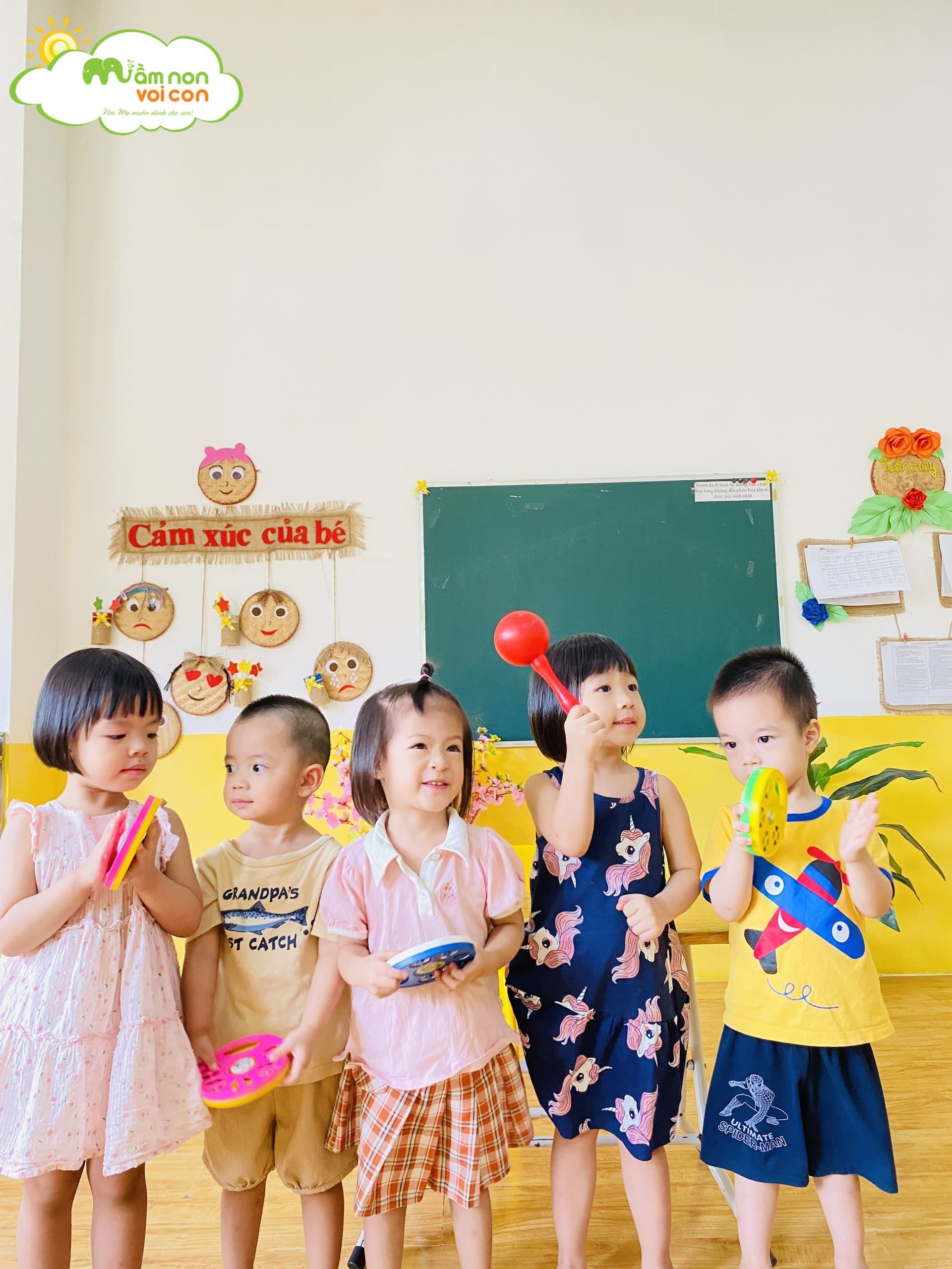 GIỜ HỌC ÂM NHẠC ĐẦY VUI NHỘN CỦA CÁC BẠN NHỎ LỚP E2 - TRƯỜNG MẦM NON VOI CON