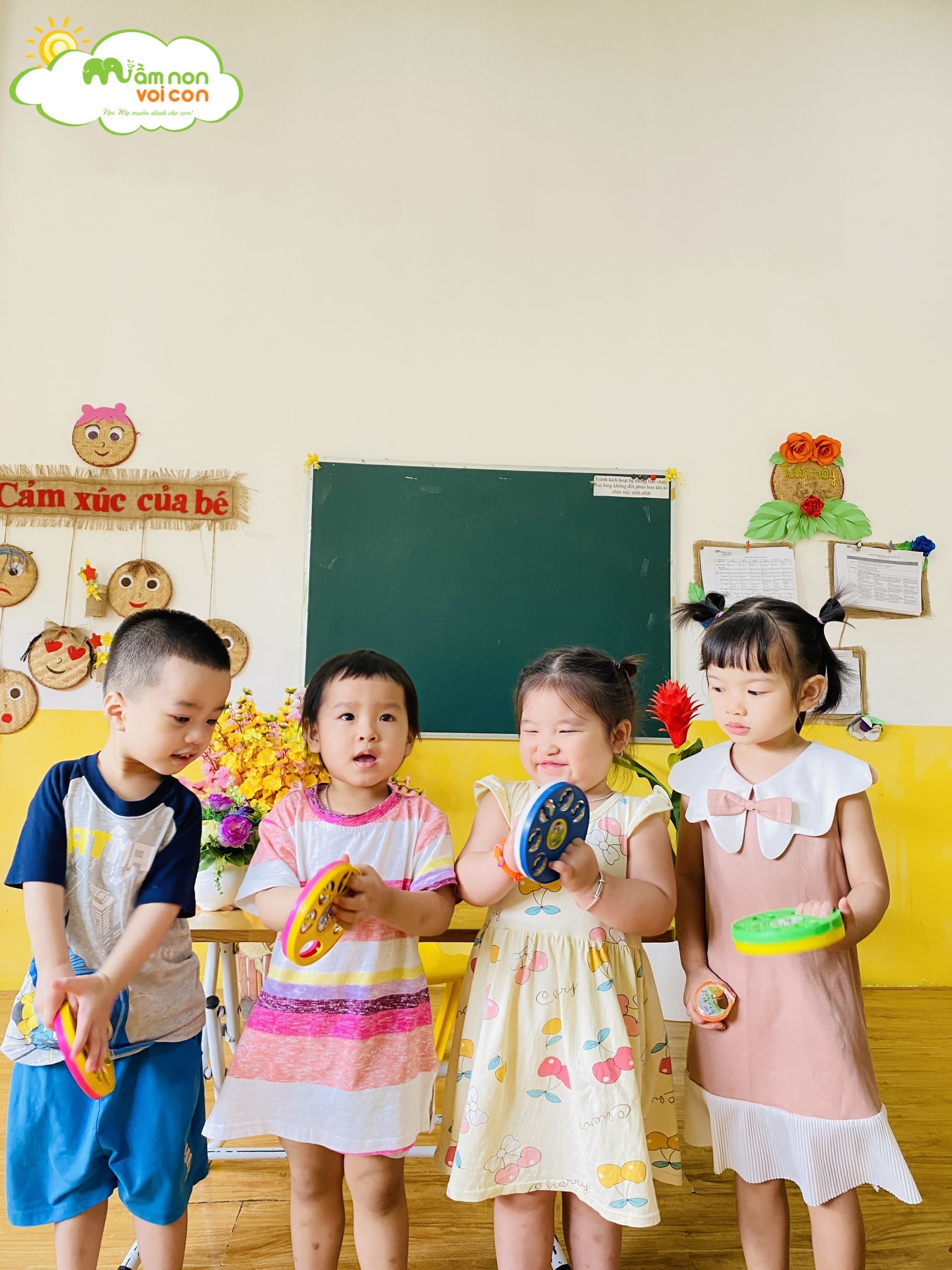 GIỜ HỌC ÂM NHẠC ĐẦY VUI NHỘN CỦA CÁC BẠN NHỎ LỚP E2 - TRƯỜNG MẦM NON VOI CON