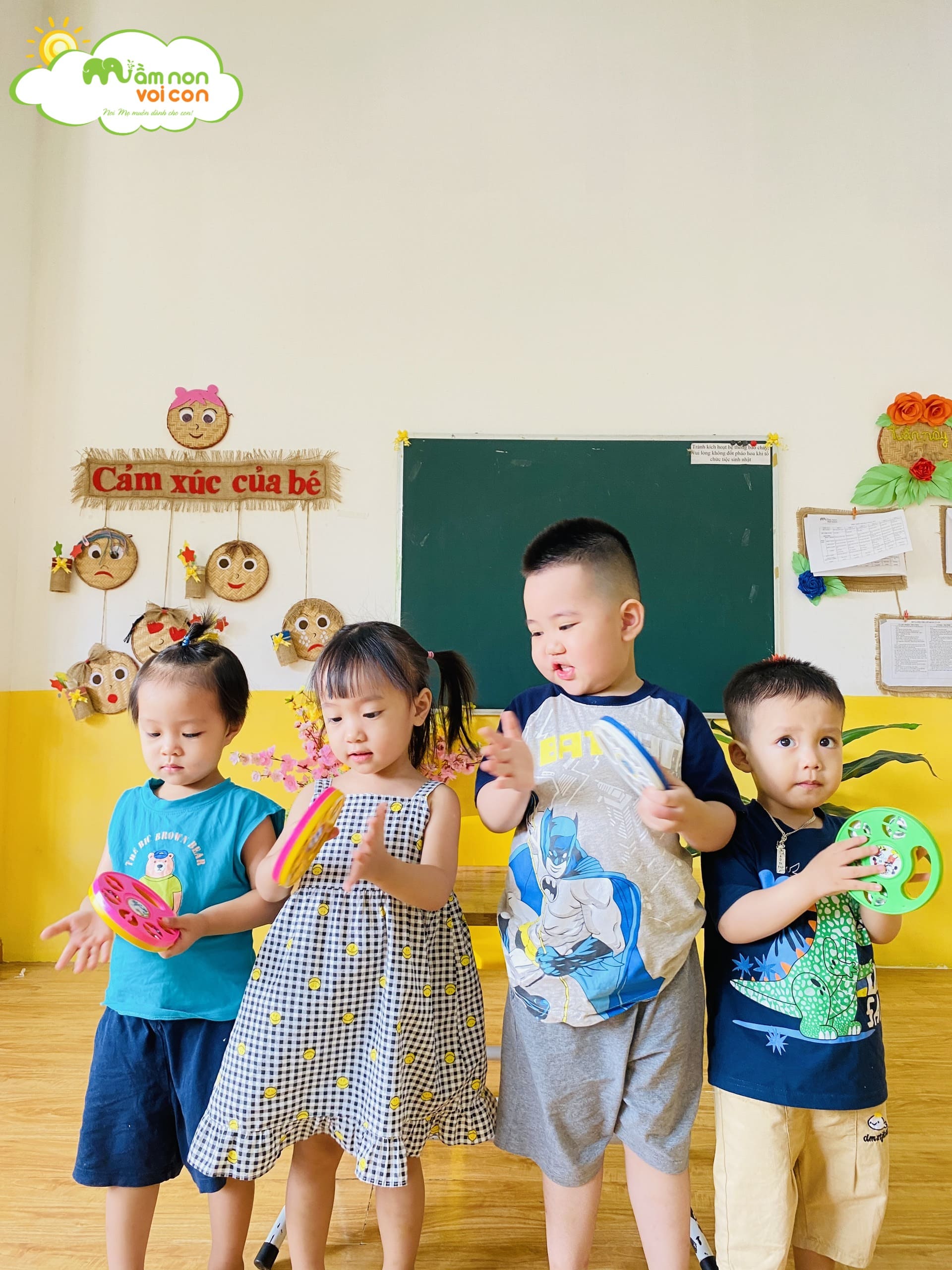 GIỜ HỌC ÂM NHẠC ĐẦY VUI NHỘN CỦA CÁC BẠN NHỎ LỚP E2 - TRƯỜNG MẦM NON VOI CON