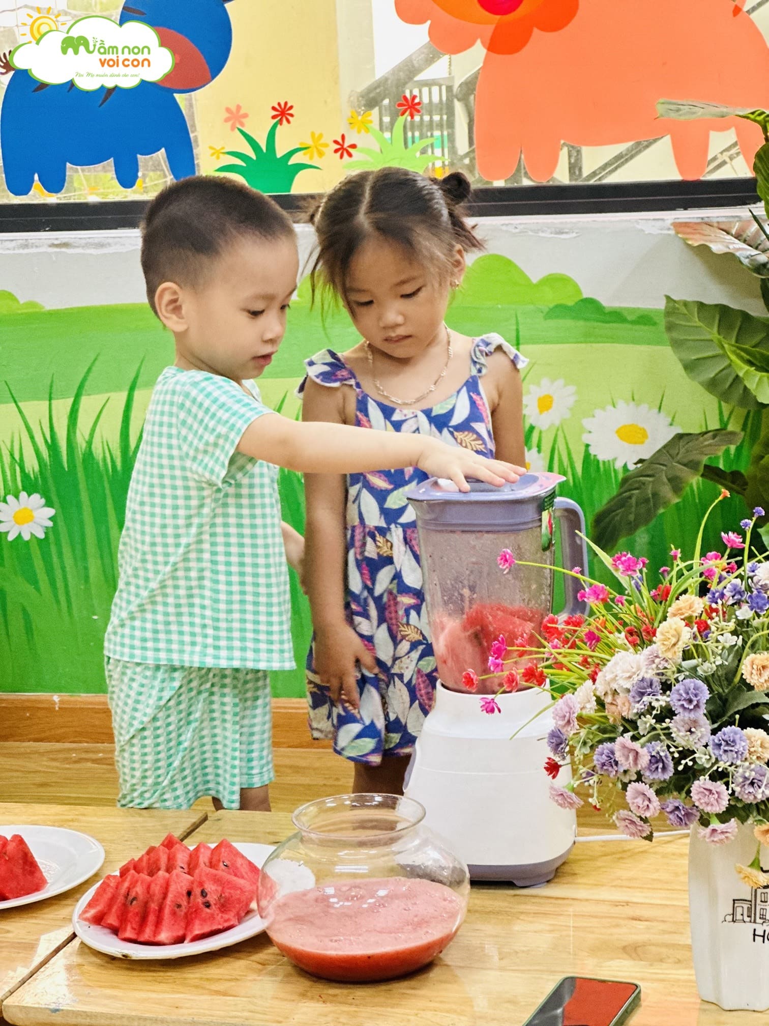 HOẠT ĐỘNG TRẢI NGHIỆM: BÉ LÀM NƯỚC ÉP DƯA HẤU - TRƯỜNG MẦM NON VOI CON