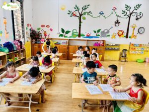 LÀM BÀI TẬP TƯ DUY - TRƯỜNG MẦM NON VOI CON