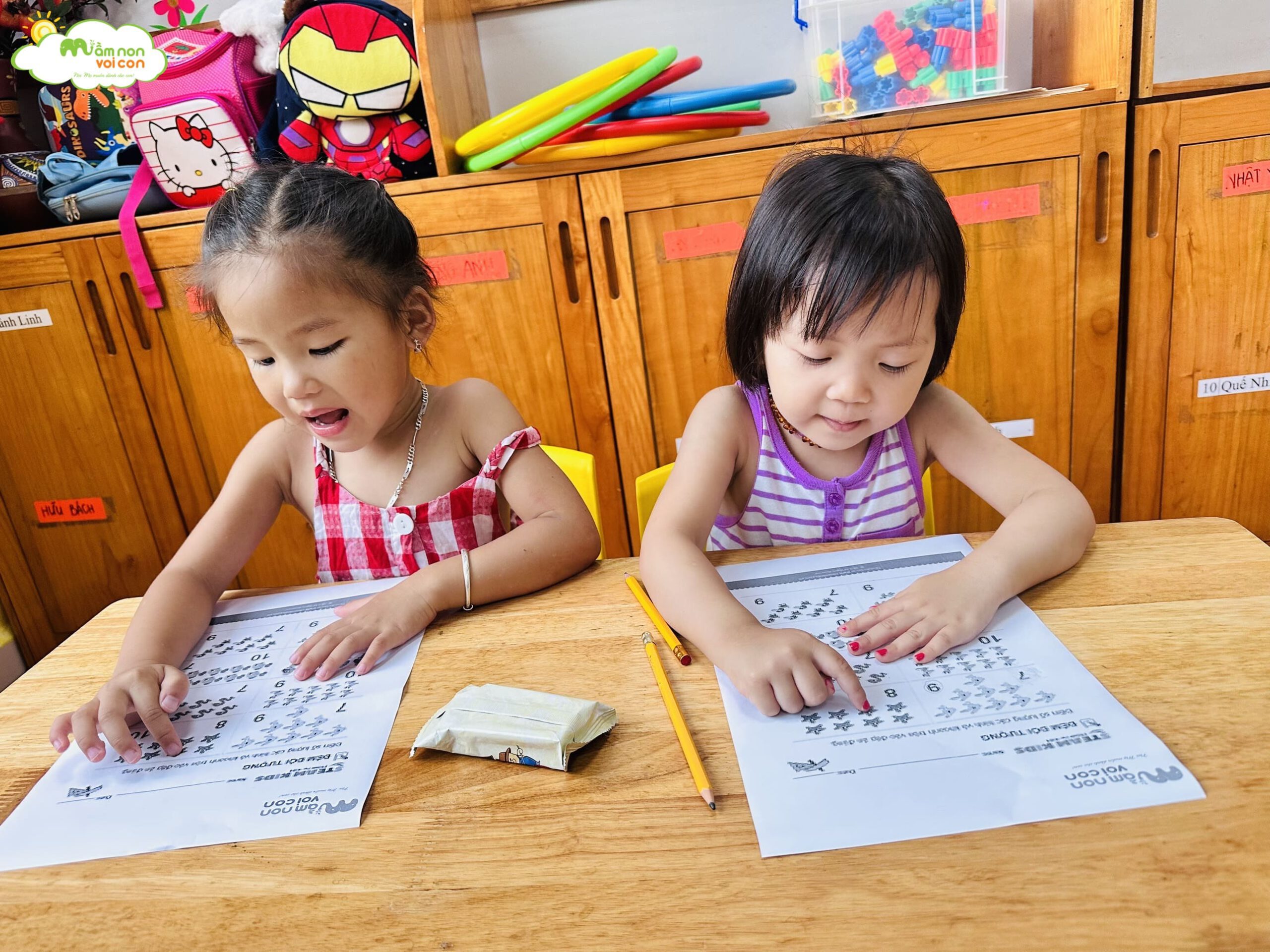 LÀM BÀI TẬP TƯ DUY - TRƯỜNG MẦM NON VOI CON