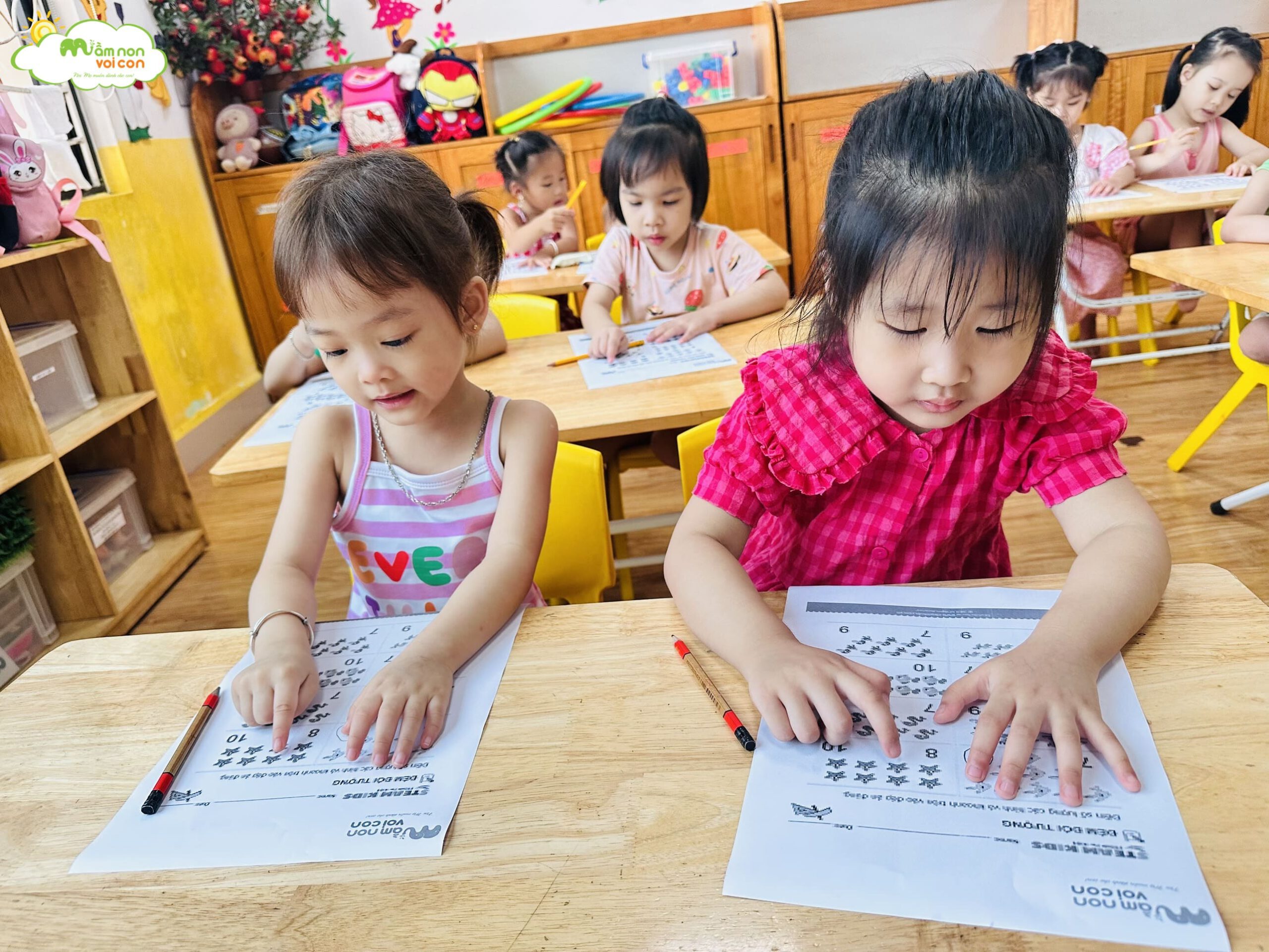 LÀM BÀI TẬP TƯ DUY - TRƯỜNG MẦM NON VOI CON