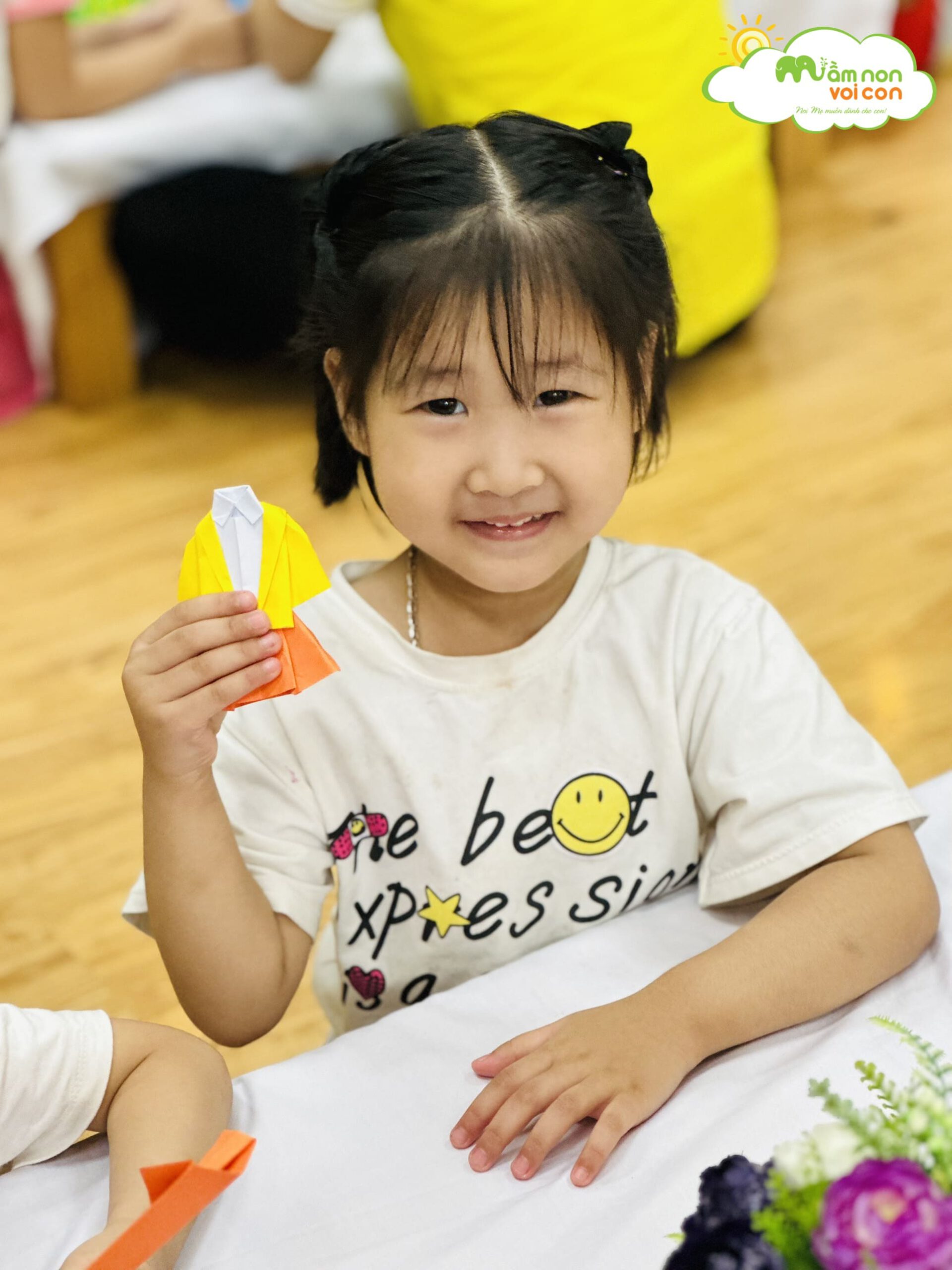 HOẠT ĐỘNG GẤP GIẤY ORIGAMI TRANG PHỤC HOẠT ĐỘNG GẤP GIẤY ORIGAMI TRANG PHỤC - TRƯỜNG MẦM NON VOI CON