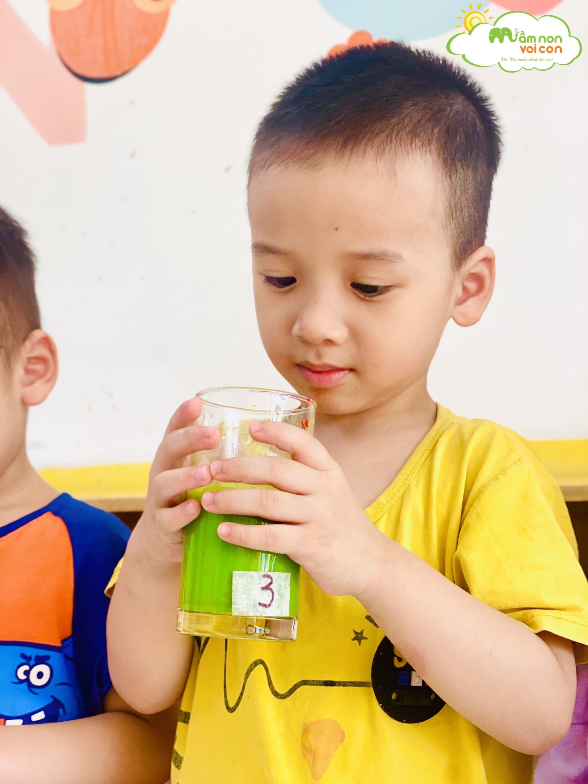 THÍ NGHIỆM: NƯỚC SỦI BỌT MÀU - TRƯỜNG MẦM NON VOI CON