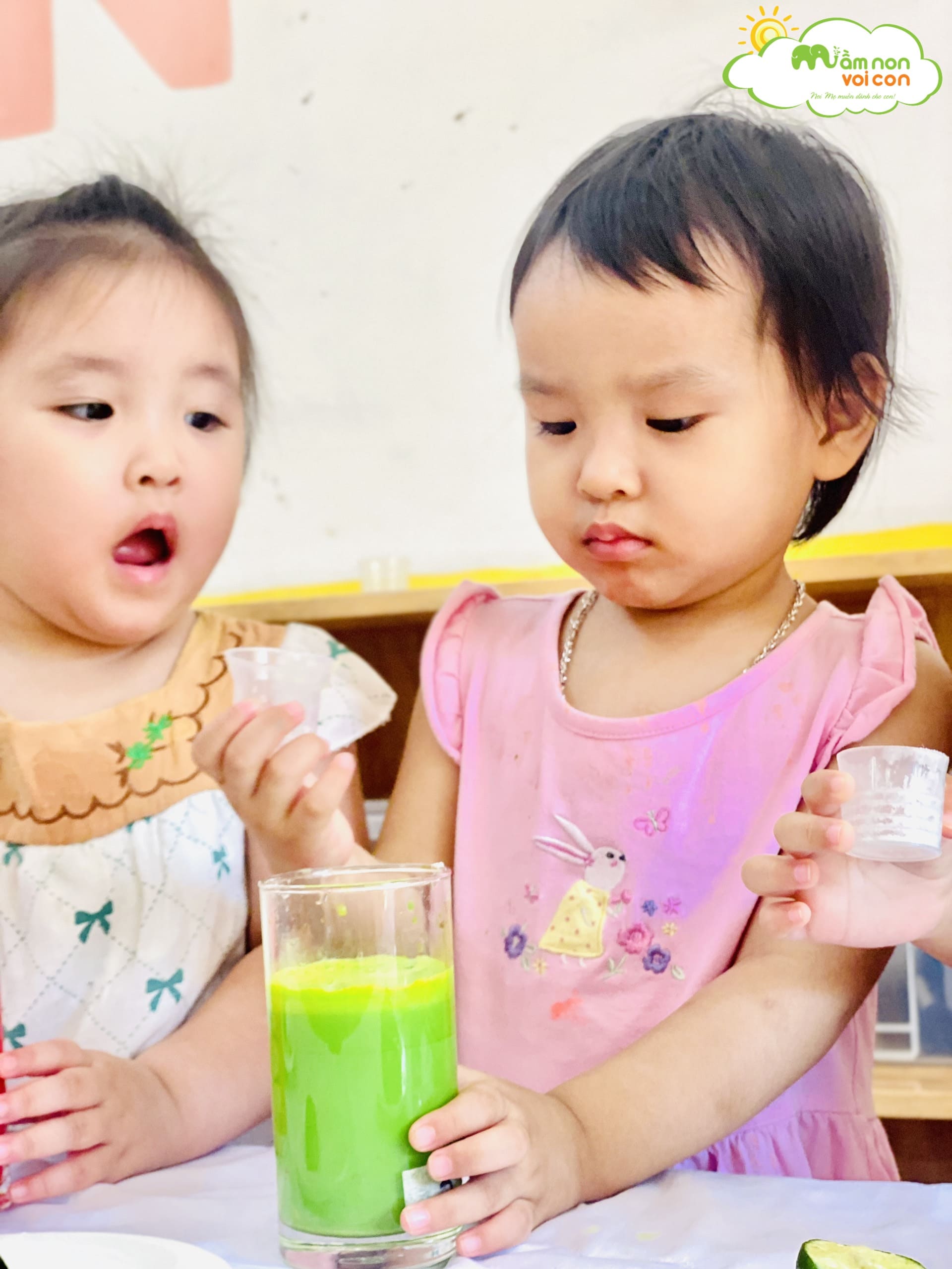 THÍ NGHIỆM: NƯỚC SỦI BỌT MÀU - TRƯỜNG MẦM NON VOI CON