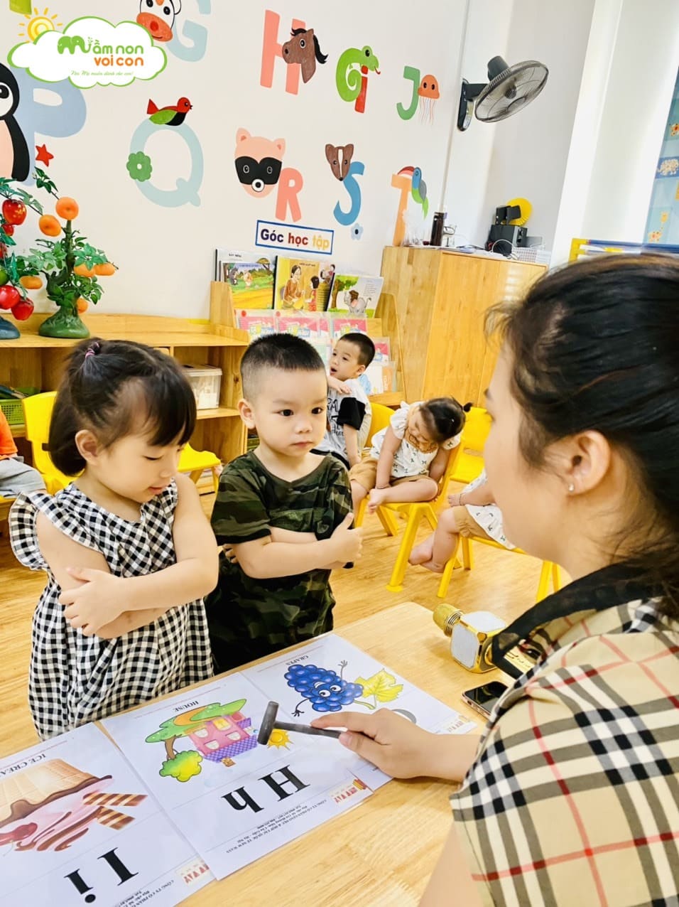 GIỜ HỌC TIẾNG ANH GIỜ HỌC TIẾNG ANH - TRƯỜNG MẦM NON VOI CON