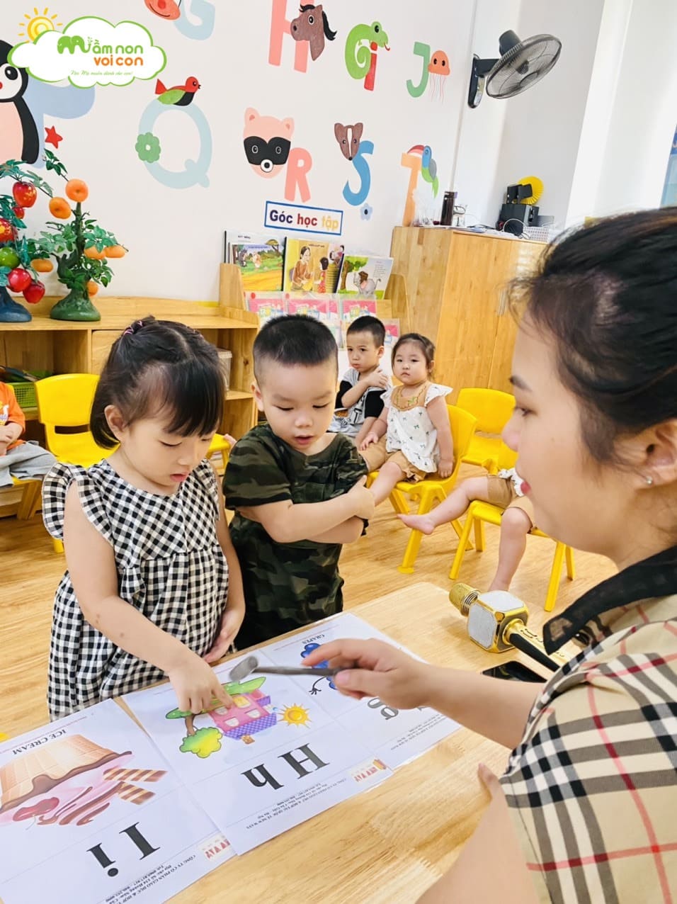 GIỜ HỌC TIẾNG ANH GIỜ HỌC TIẾNG ANH - TRƯỜNG MẦM NON VOI CON