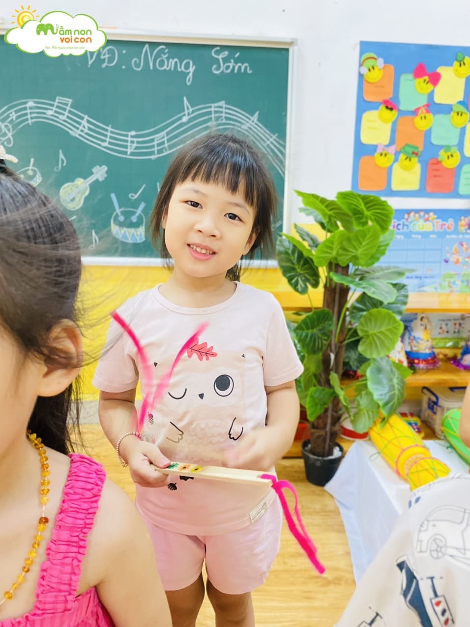 GIỜ HỌC ÂM NHẠC ĐẦY SÔI ĐỘNG LỚP E7 GIỜ HỌC ÂM NHẠC ĐẦY SÔI ĐỘNG LỚP E7 - TRƯỜNG MẦM NON VOI CON