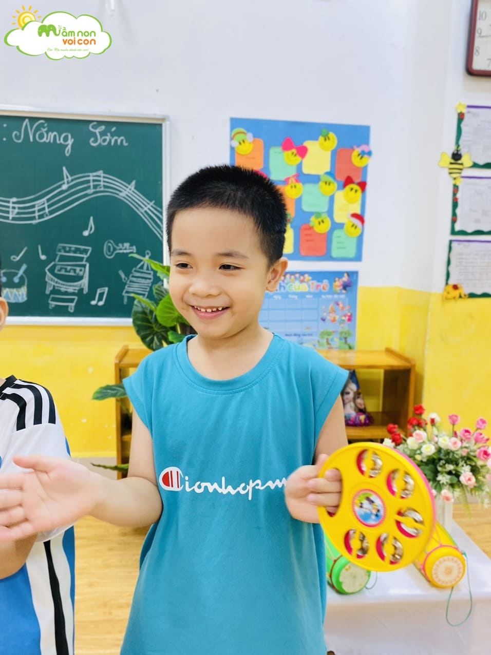 GIỜ HỌC ÂM NHẠC ĐẦY SÔI ĐỘNG LỚP E7 GIỜ HỌC ÂM NHẠC ĐẦY SÔI ĐỘNG LỚP E7 - TRƯỜNG MẦM NON VOI CON