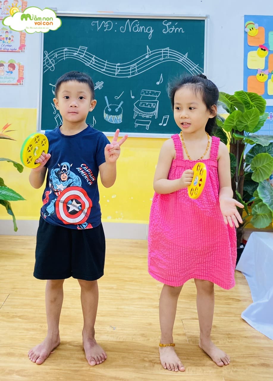 GIỜ HỌC ÂM NHẠC ĐẦY SÔI ĐỘNG LỚP E7 GIỜ HỌC ÂM NHẠC ĐẦY SÔI ĐỘNG LỚP E7 - TRƯỜNG MẦM NON VOI CON