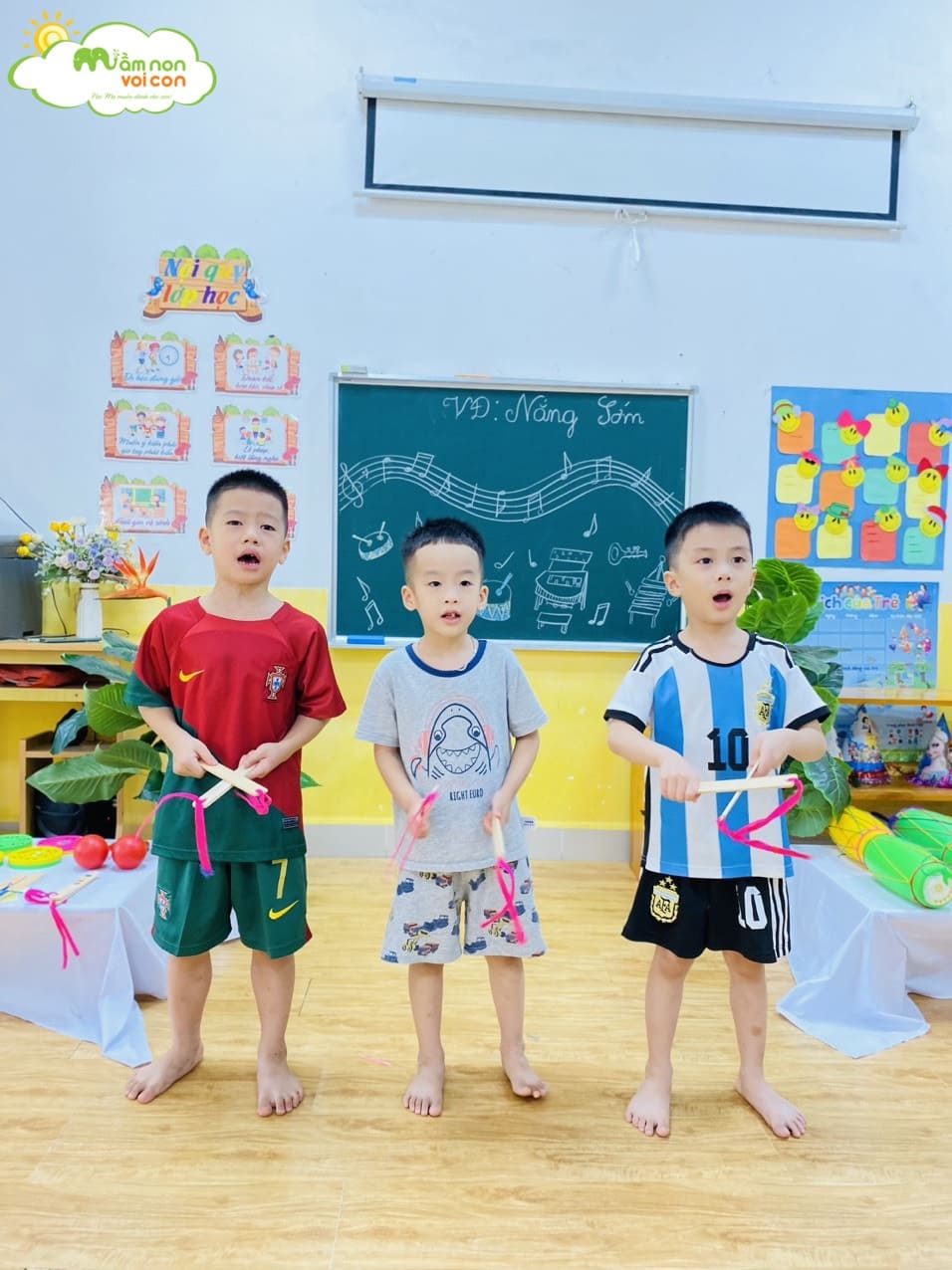 GIỜ HỌC ÂM NHẠC ĐẦY SÔI ĐỘNG LỚP E7 GIỜ HỌC ÂM NHẠC ĐẦY SÔI ĐỘNG LỚP E7 - TRƯỜNG MẦM NON VOI CON