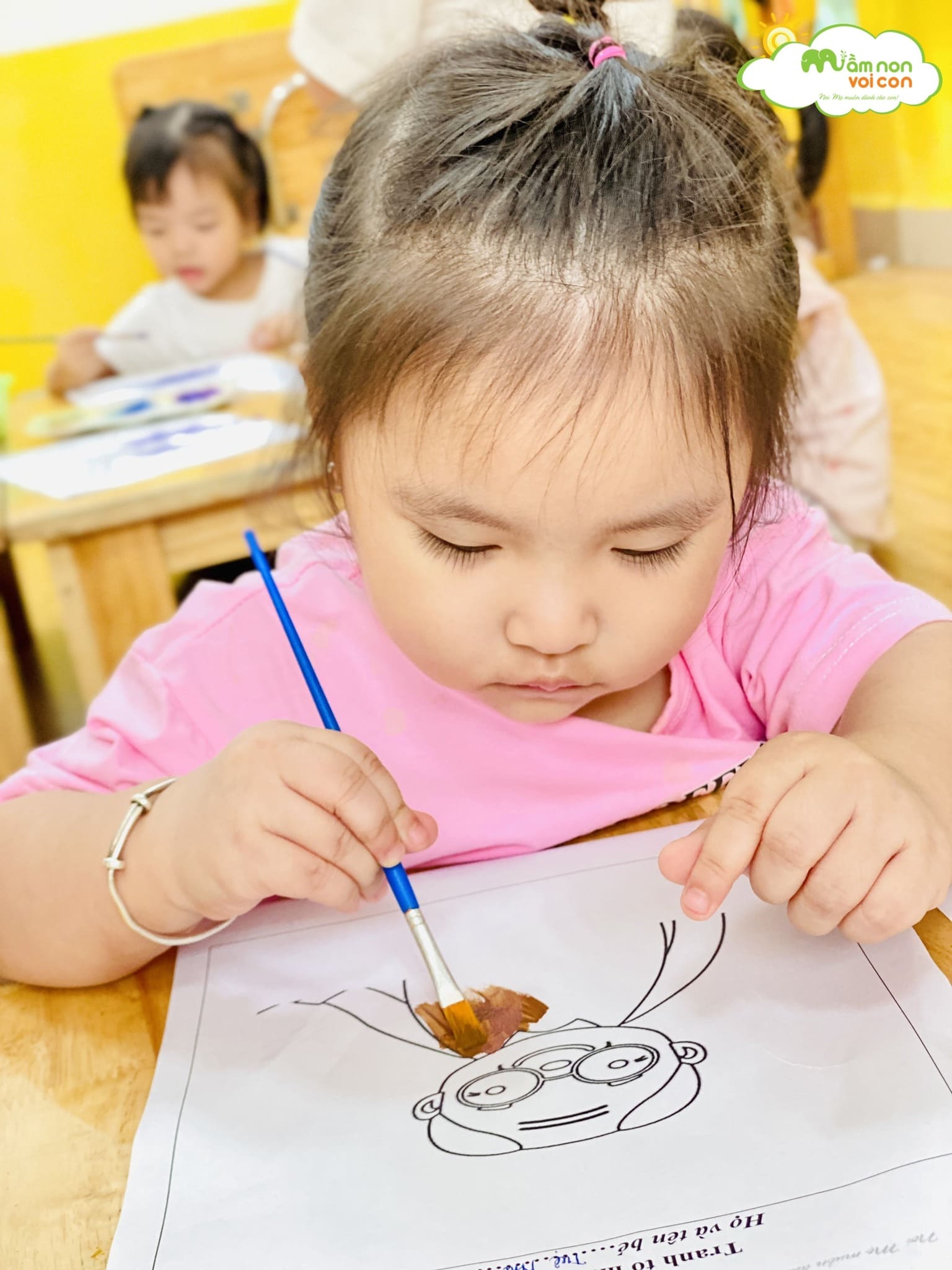 BÉ VẼ CHÂN DUNG ÔNG BÀ - TRƯỜNG MẦM NON VOI CON