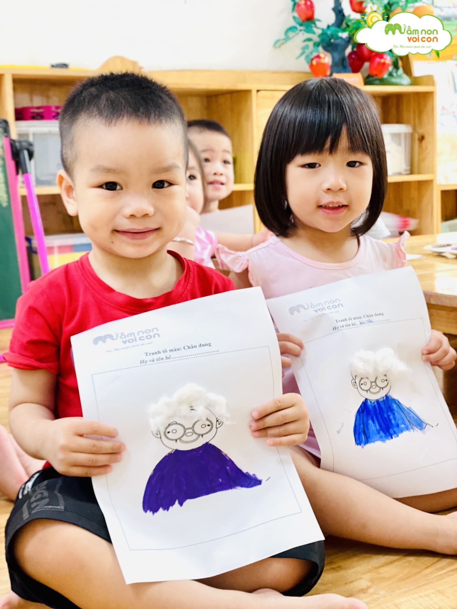 BÉ VẼ CHÂN DUNG ÔNG BÀ - TRƯỜNG MẦM NON VOI CON